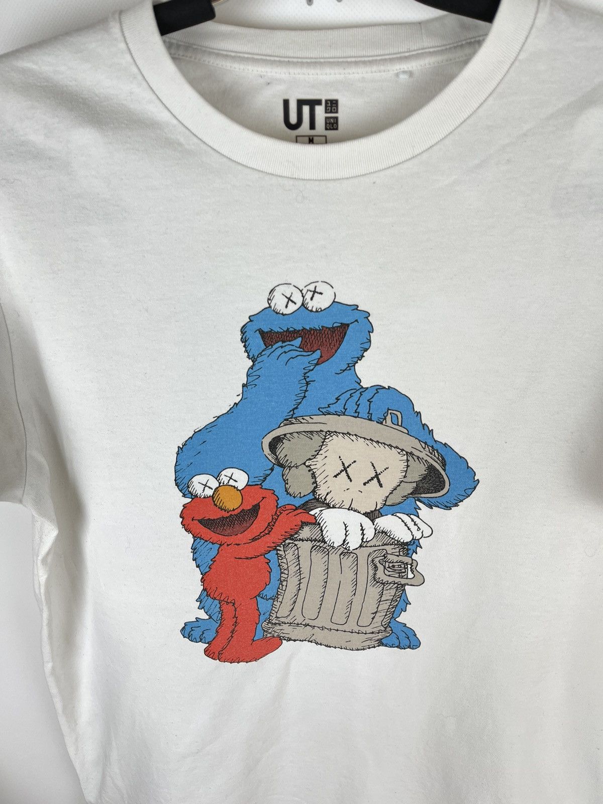Kaws × Uniqlo Uniqlo x Kaws x Sesame Street white big logo vintage shirt Size US M / EU 48-50 / 2 - 2 Thumbnail