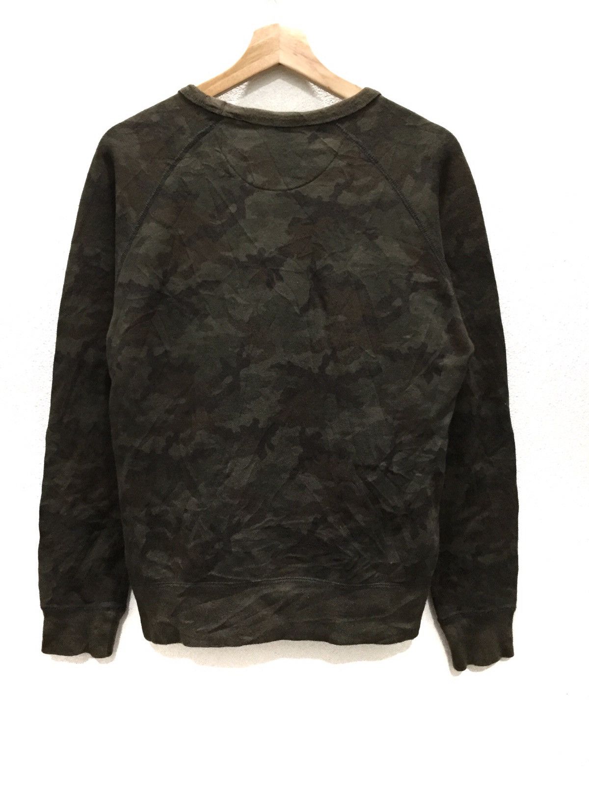Uniqlo Uniqlo Camo Crewneck Sweatshirt Size US S / EU 44-46 / 1 - 2 Thumbnail