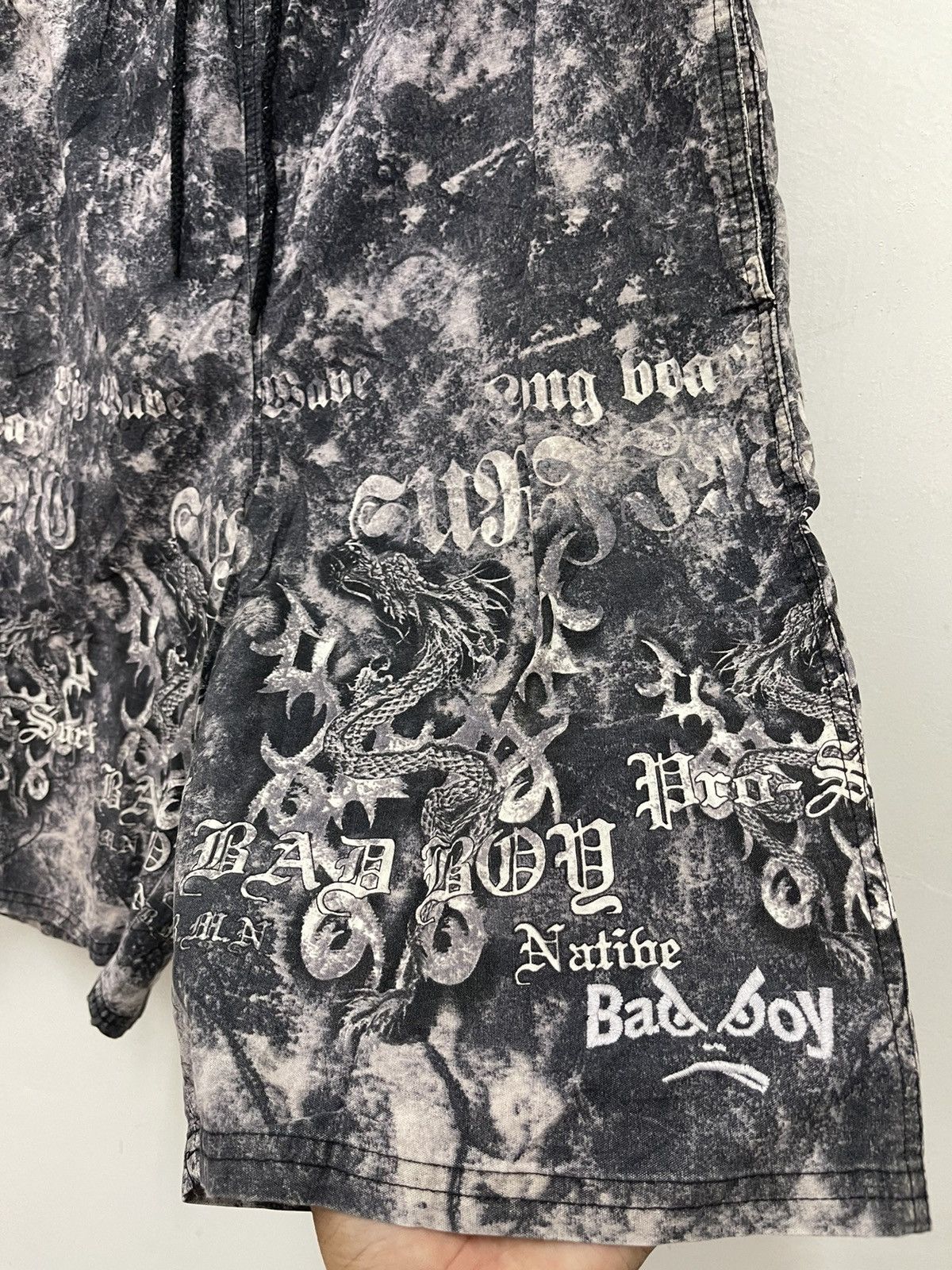 Seditionaries Rare Vintage BAD BOY Sukajan Dragon Full Print Shorts Pant Size US 32 / EU 48 - 2 Thumbnail