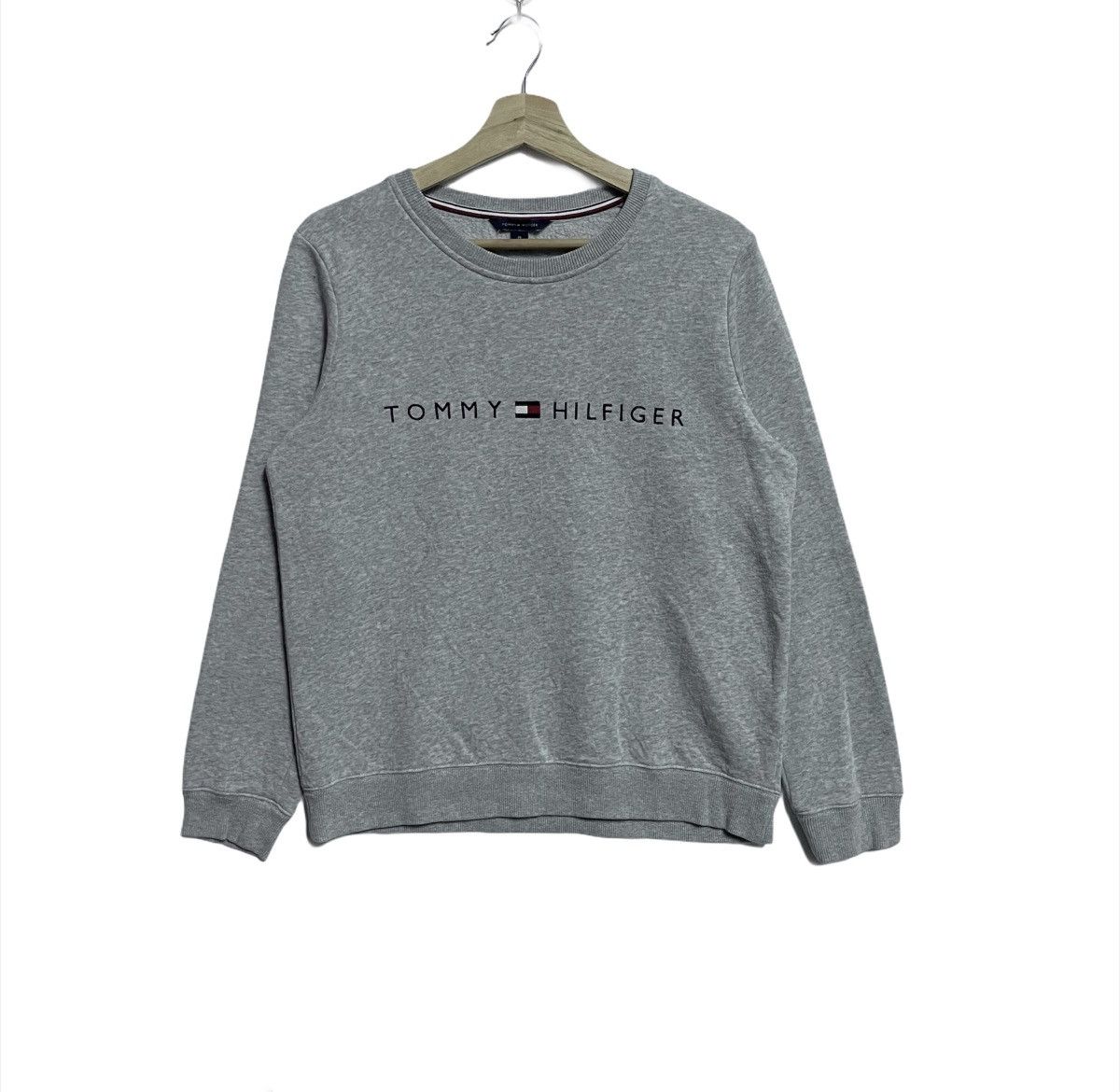 Tommy Hilfiger Vintage Tommy Hilfiger Spellout Big Logo Sweatshirt Size US M / EU 48-50 / 2 - 1 Thumbnail