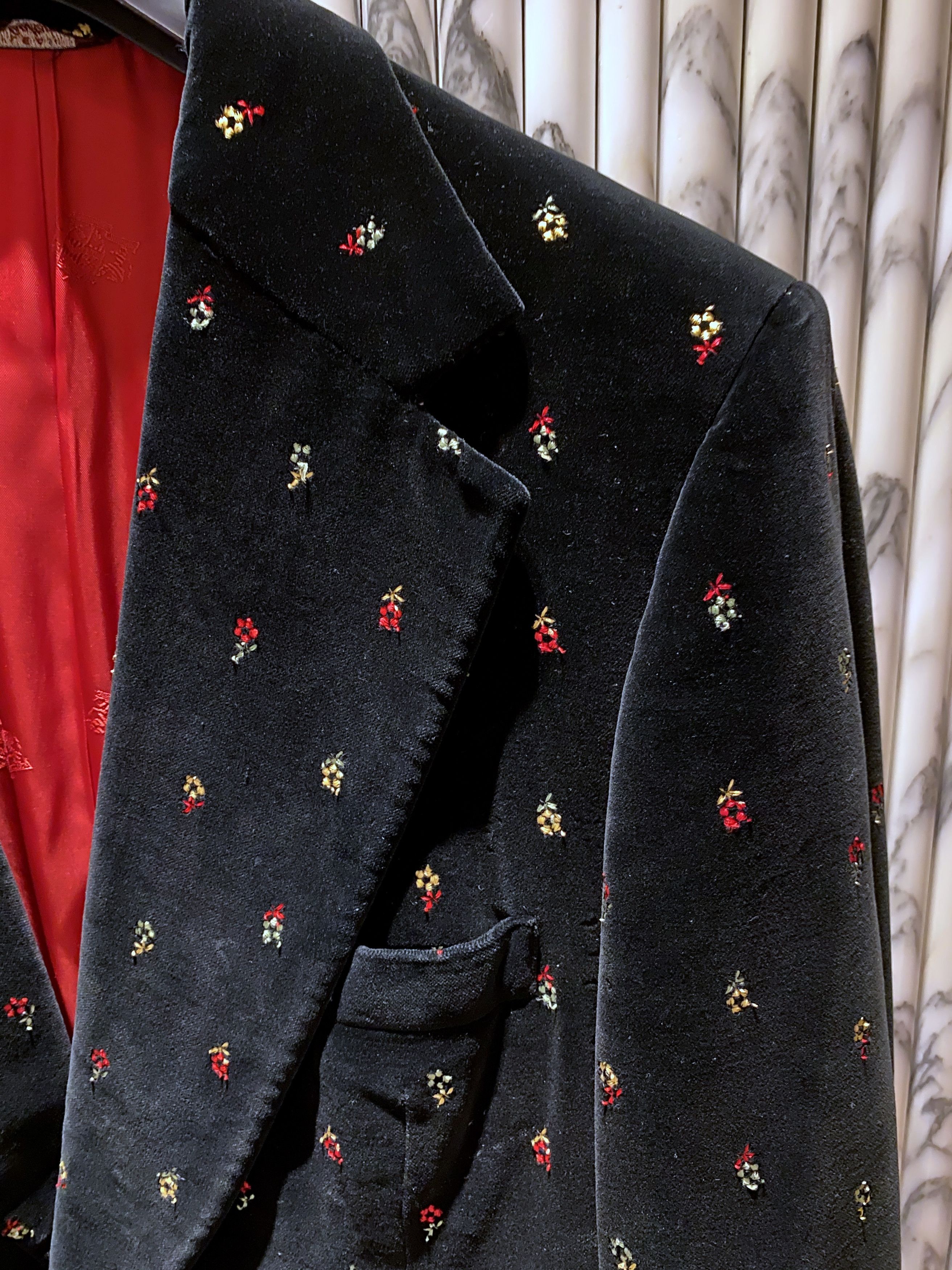 Vintage FLORAL EMBROIDERED BLACK VELVET TUXEDO JACKET Size 50R - 4 Thumbnail
