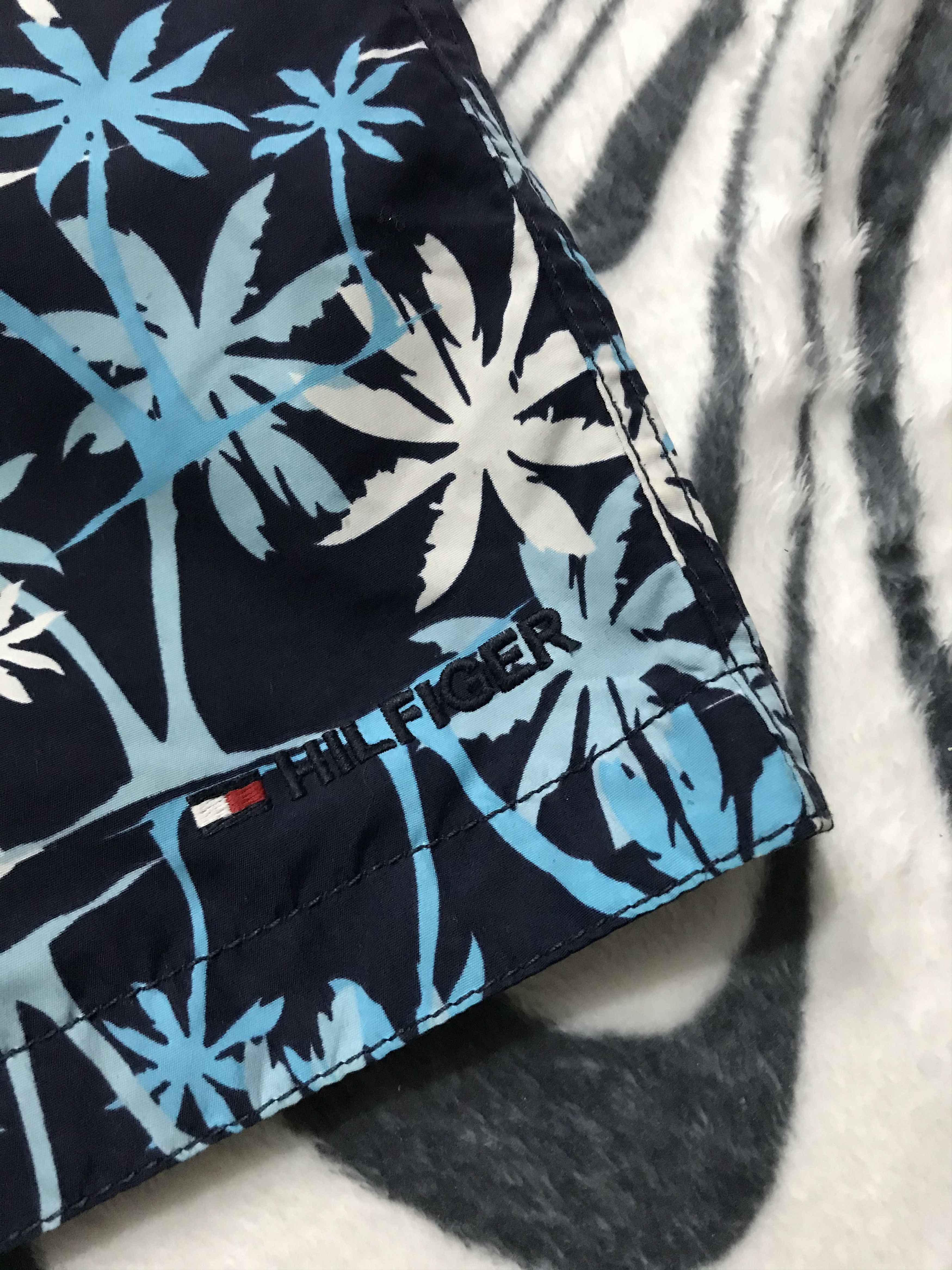 Tommy Hilfiger × Vintage Tommy Hilfiger Mens Full Printed Nylon Shorts Size US 30 / EU 46 - 2 Thumbnail