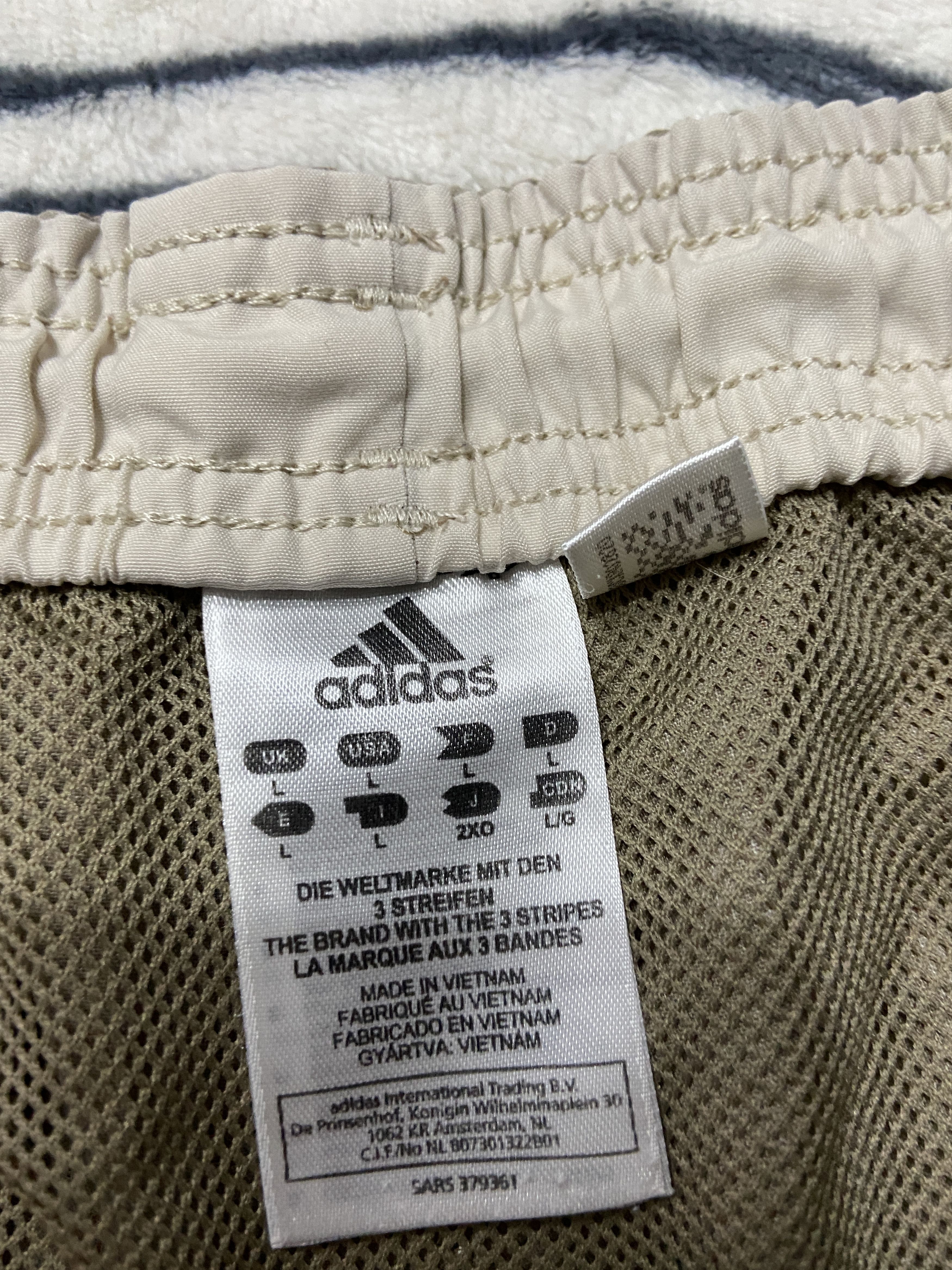 Adidas Adidas Vintage Mens Nylon Shorts Size US 34 / EU 50 - 3 Thumbnail