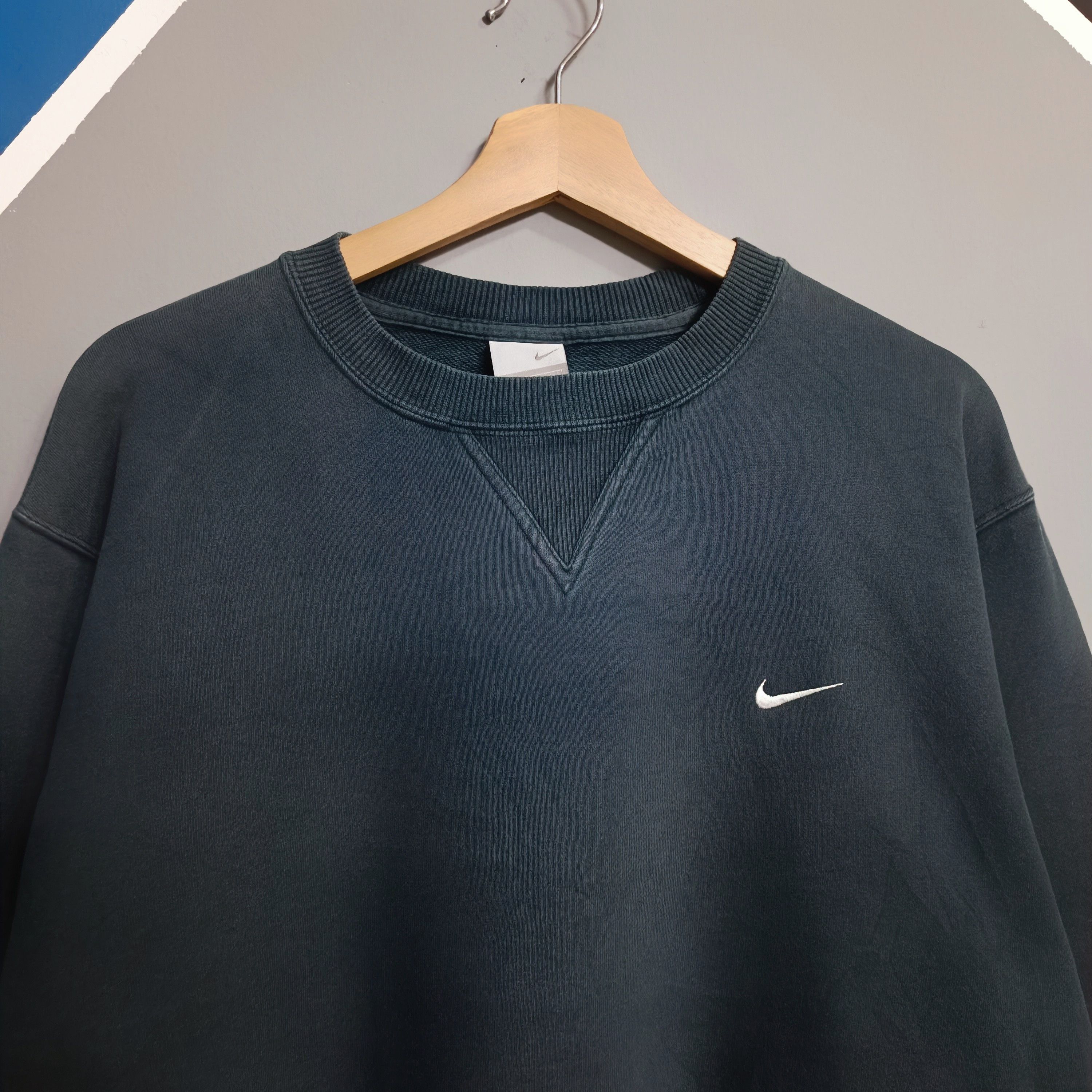 Nike × Vintage Vintage Nike Small Swoosh Crewneck Sweatshirt Size US L / EU 52-54 / 3 - 3 Thumbnail