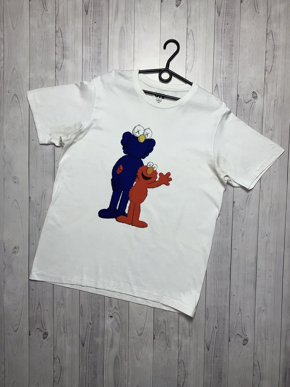 Kaws Uniqlo tee Sesame Street cartoon tee rare size L