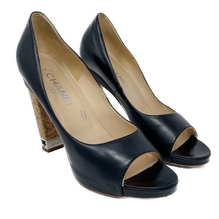 Chanel Beige Coated Cork And Dark Blue Patent CC Cap Toe Pump Size 39 Chanel