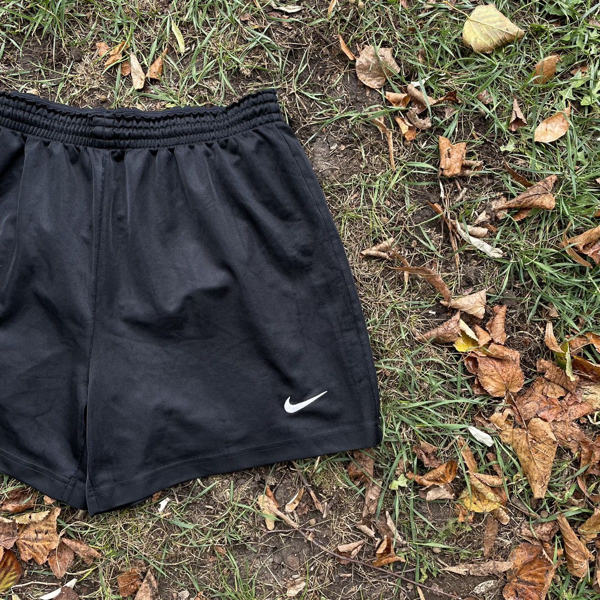 Vintage Vintage Nike Swoosh Logo Shorts Y2K Streetwear Skate Boxy 34 Size US 34 / EU 50 - 2 Thumbnail