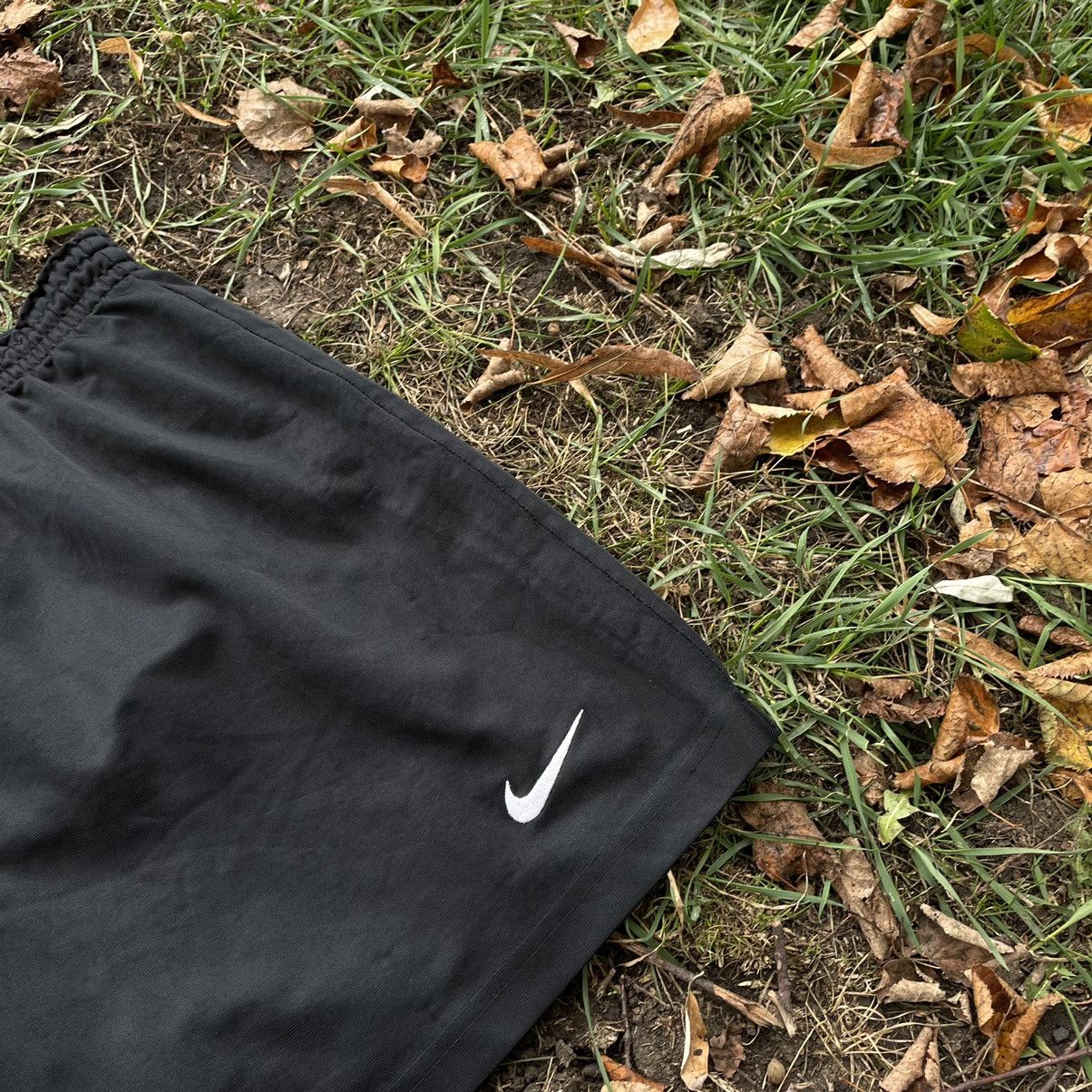 Vintage Vintage Nike Swoosh Logo Shorts Y2K Streetwear Skate Boxy 34 Size US 34 / EU 50 - 3 Thumbnail