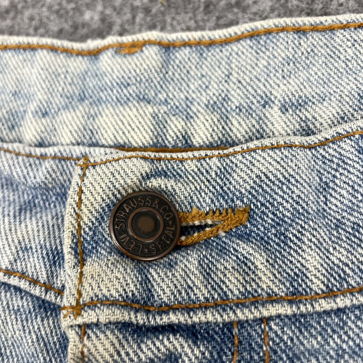 Levi's × Vintage Vintage Levi's 550 Distressed Light Wash wc-225 Size US 33 - 10 Thumbnail