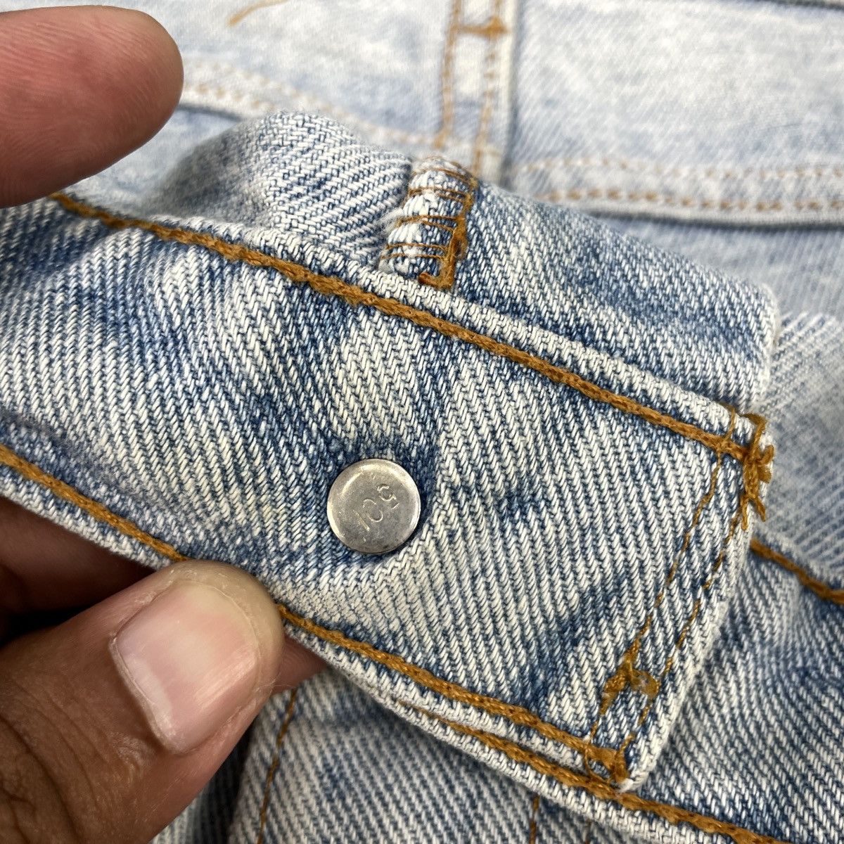 Levi's × Vintage Vintage Levi's 550 Distressed Light Wash wc-225 Size US 33 - 11 Thumbnail