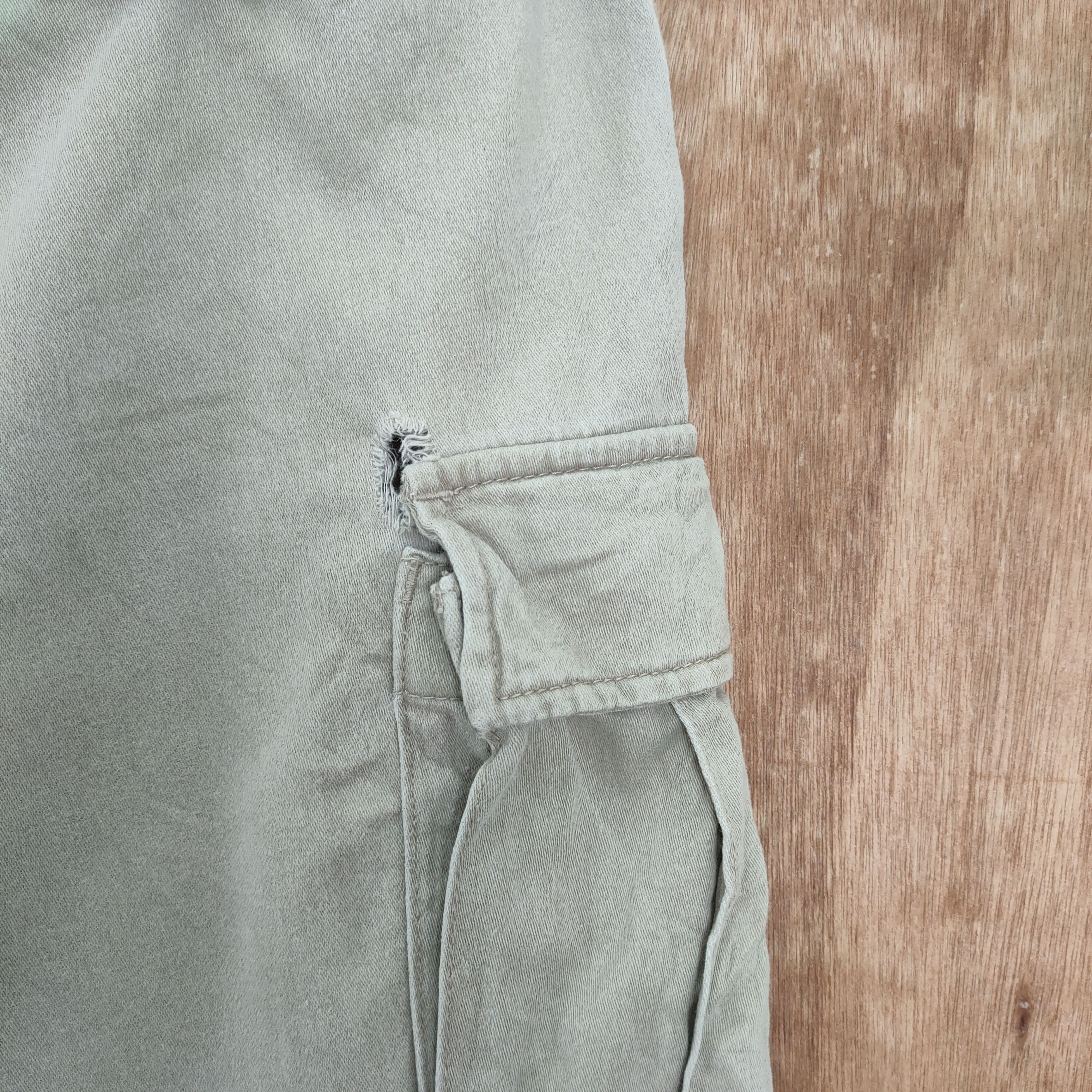 Japanese Brand × Vintage JAPANESE BRAND FADED LIGHT GREY DISTRESSED CARGO PANTS Size US 36 / EU 52 - 14 Thumbnail