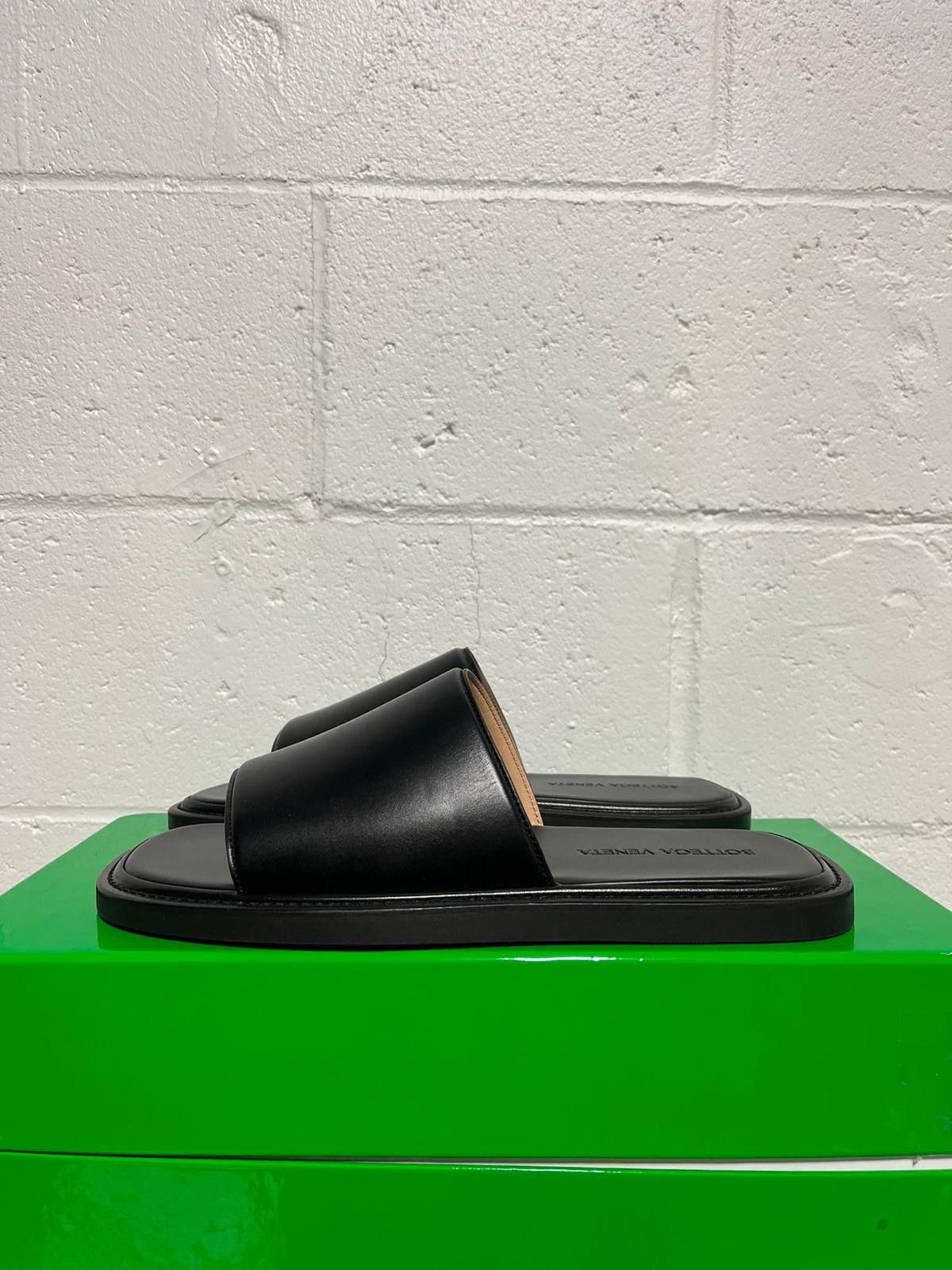 サンダル BOTTEGA VENETA SANDAL LEATHER VIENNA CALF Bottega Veneta o1rshd1 Vienna Calf Band Sandal in Inkwell