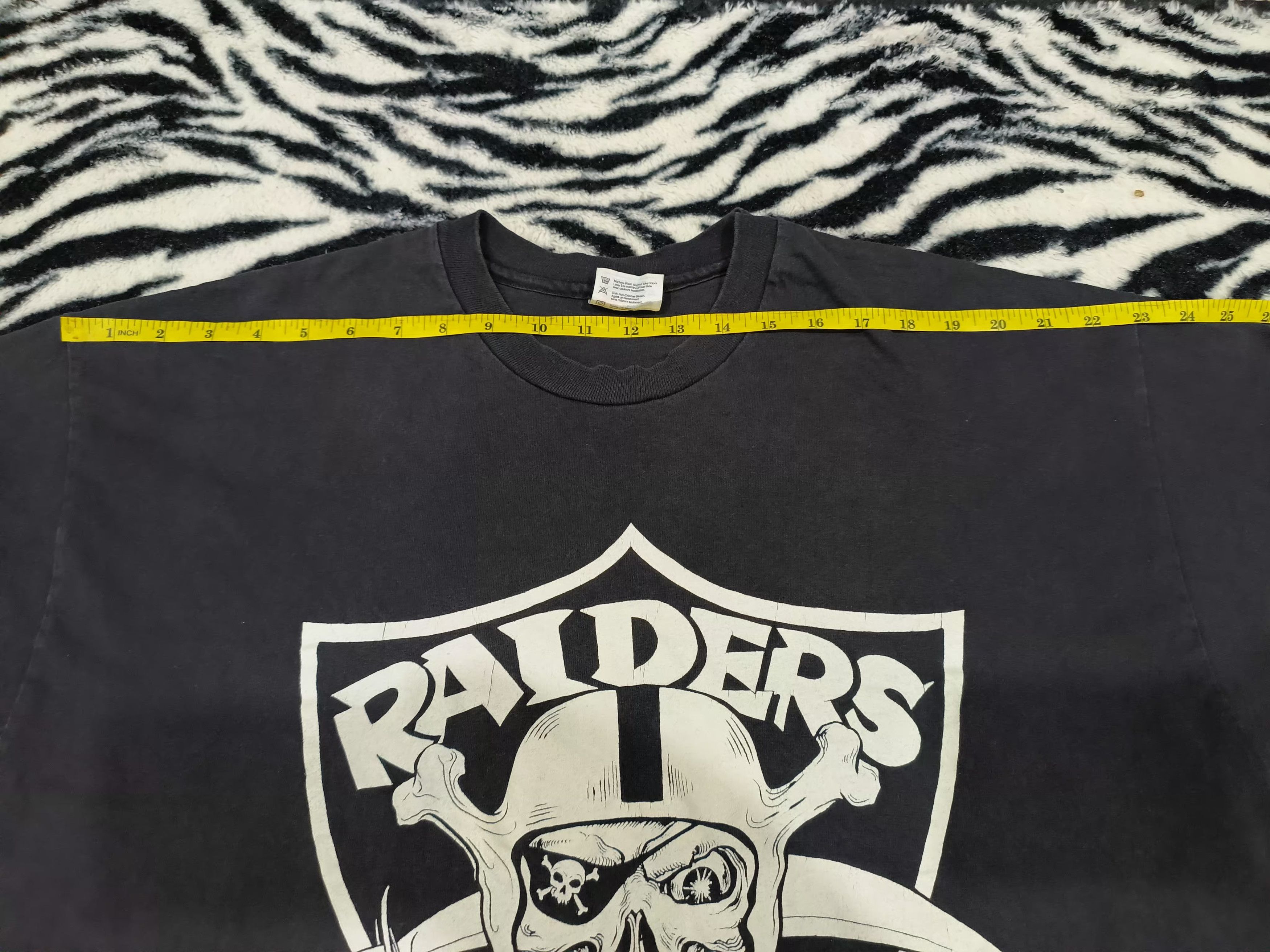 Vintage 💥Rare💥Vintage NFL LAS VEGAS RAIDERS DESIGN LOGO TEE Size US XL / EU 56 / 4 - 7 Thumbnail