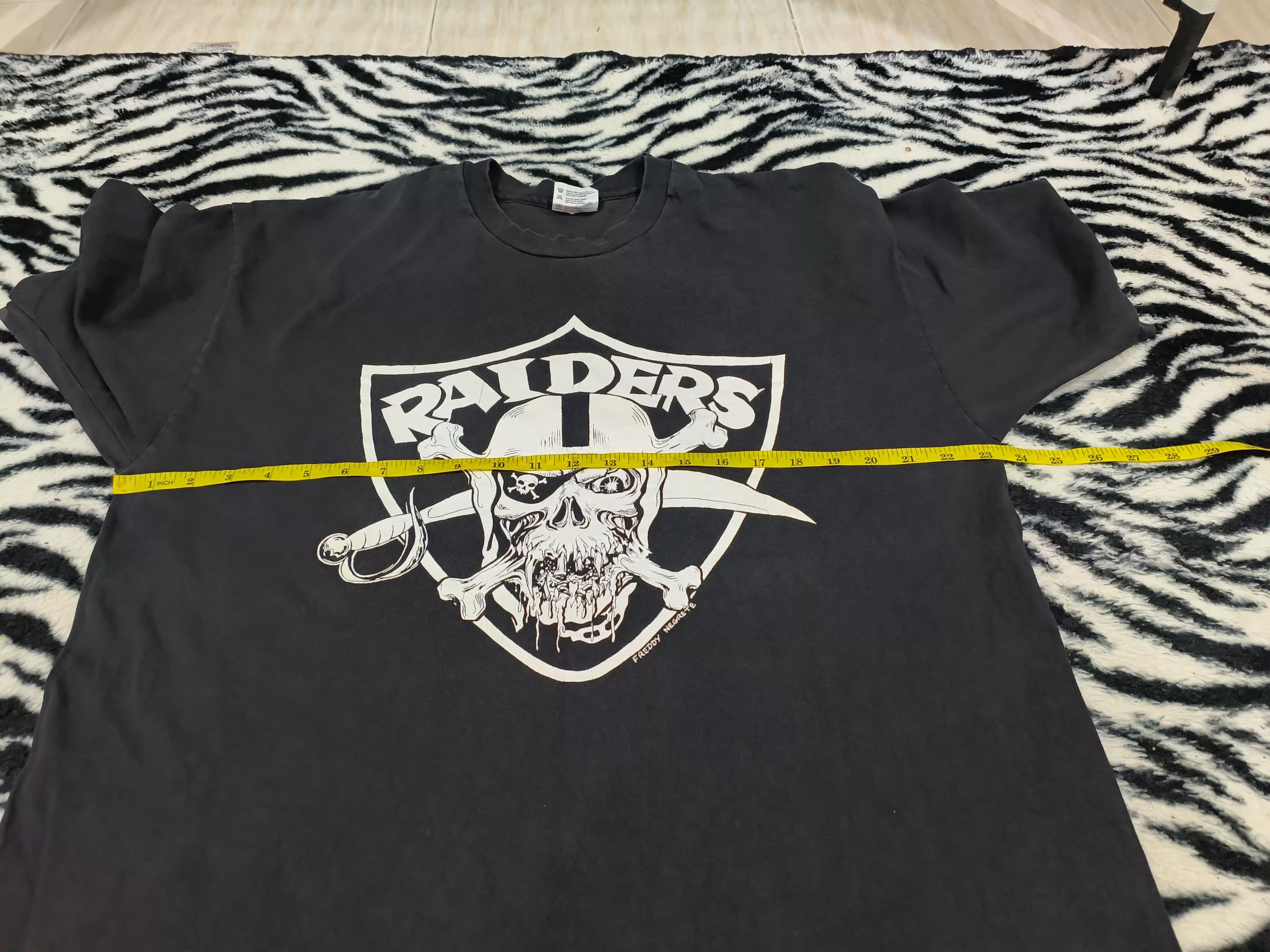 Vintage 💥Rare💥Vintage NFL LAS VEGAS RAIDERS DESIGN LOGO TEE Size US XL / EU 56 / 4 - 5 Thumbnail