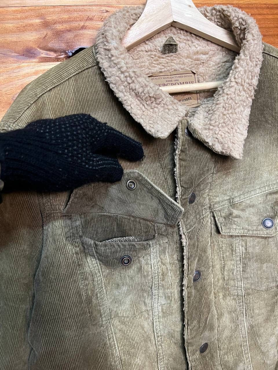 Abercrombie & Fitch VINTAGE ABERCROMBIE AND FITCH CORDUROY SHERPA LINED JACKET Size US M / EU 48-50 / 2 - 8 Thumbnail