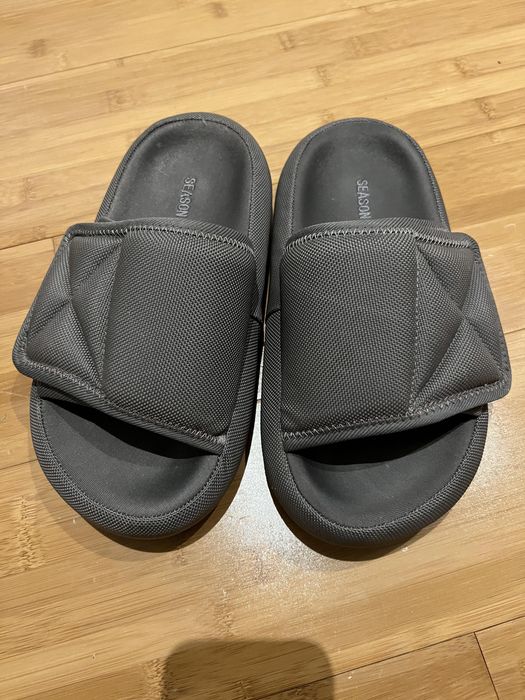 Yeezy season 2024 6 slippers