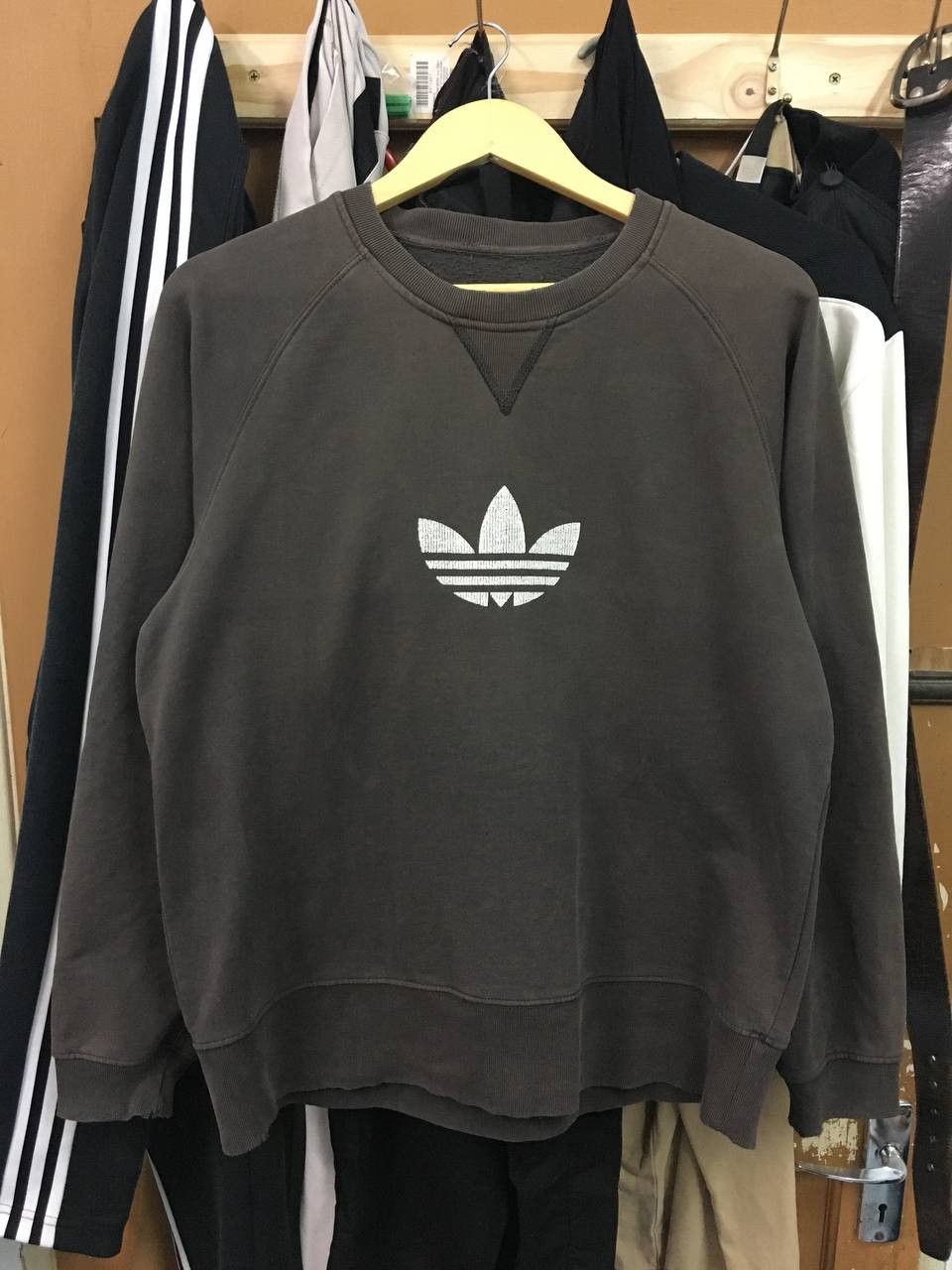 Adidas × Vintage Vintage Y2k Adidas Centre Big Logo Crewneck Sweatshirt Size US L / EU 52-54 / 3 - 1 Thumbnail