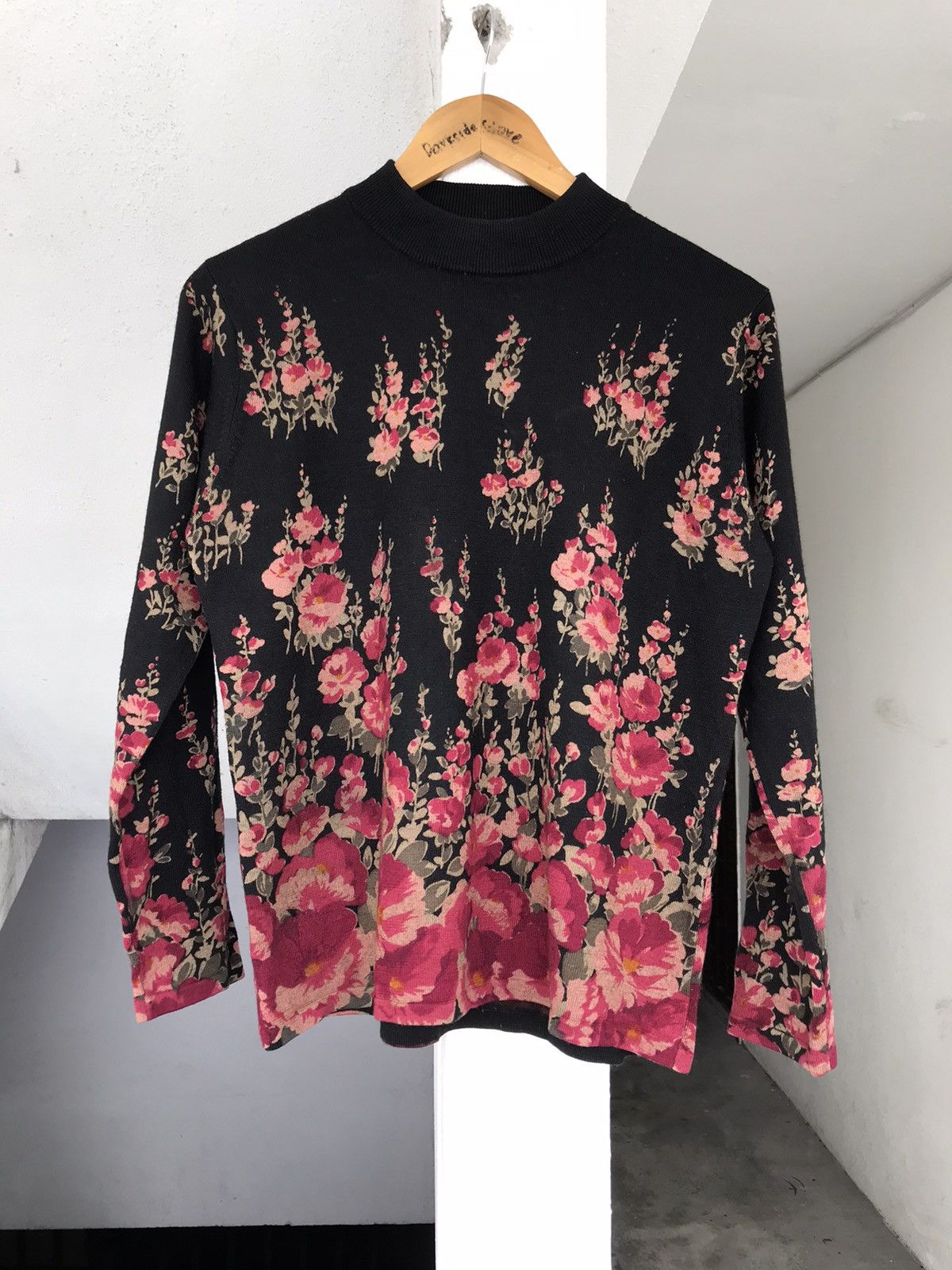 image of 20471120 x Art Vintage Leomarina Flower Art Knit in Black/Red, Men's (Size Medium)