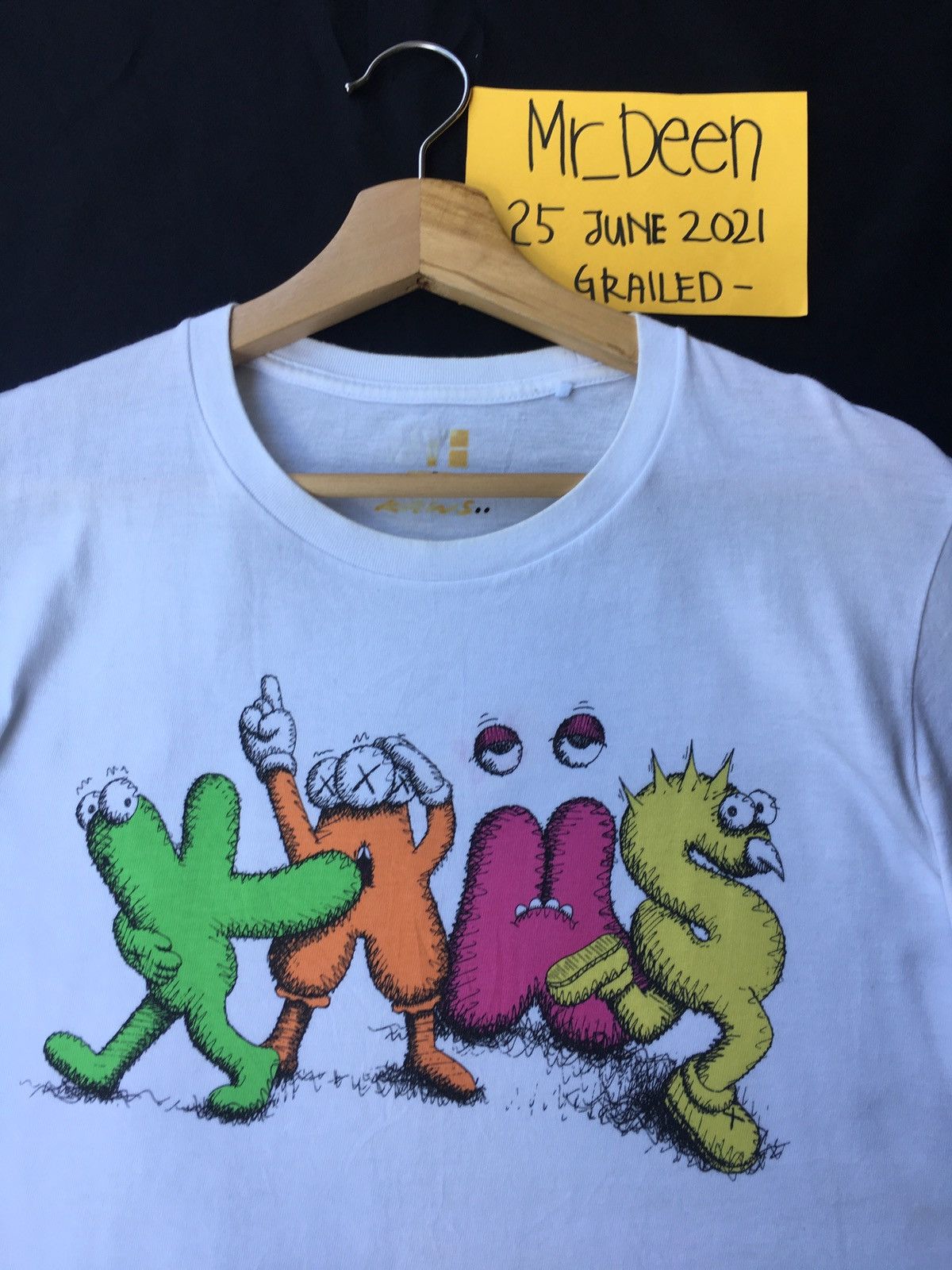 Kaws × Uniqlo Rare Kaws x Uniqlo White Dancing Letters Graphic T shirt Size US M / EU 48-50 / 2 - 6 Thumbnail