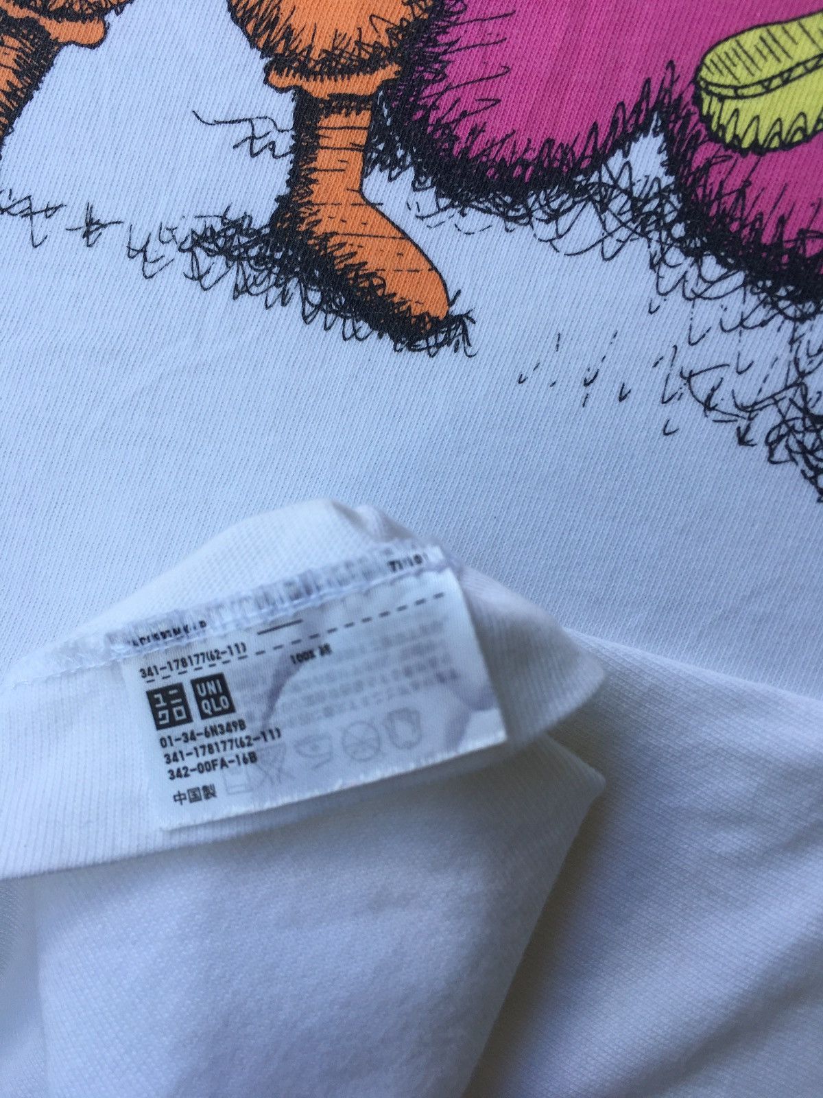 Kaws × Uniqlo Rare Kaws x Uniqlo White Dancing Letters Graphic T shirt Size US M / EU 48-50 / 2 - 11 Thumbnail