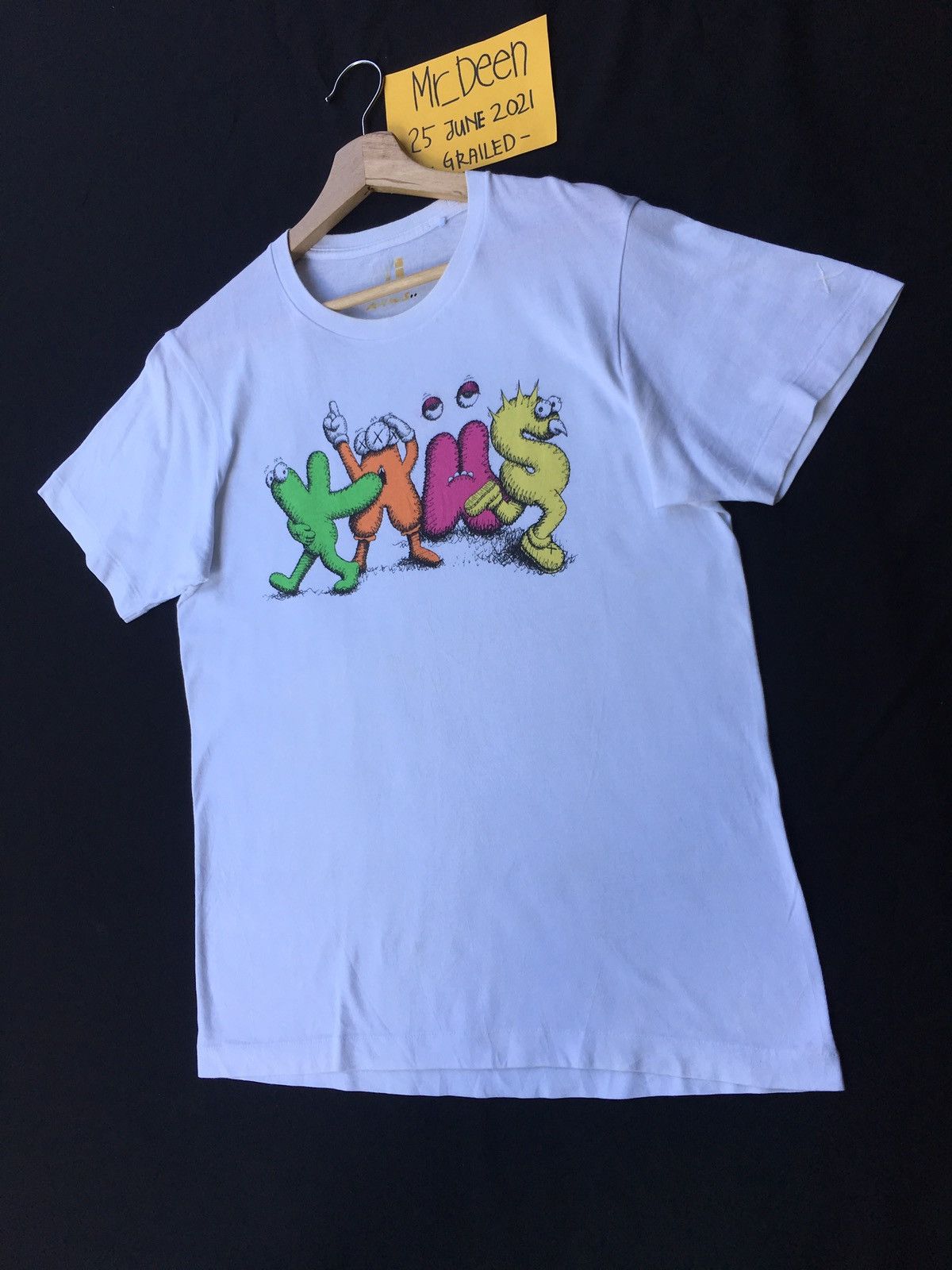 Kaws × Uniqlo Rare Kaws x Uniqlo White Dancing Letters Graphic T shirt Size US M / EU 48-50 / 2 - 4 Thumbnail