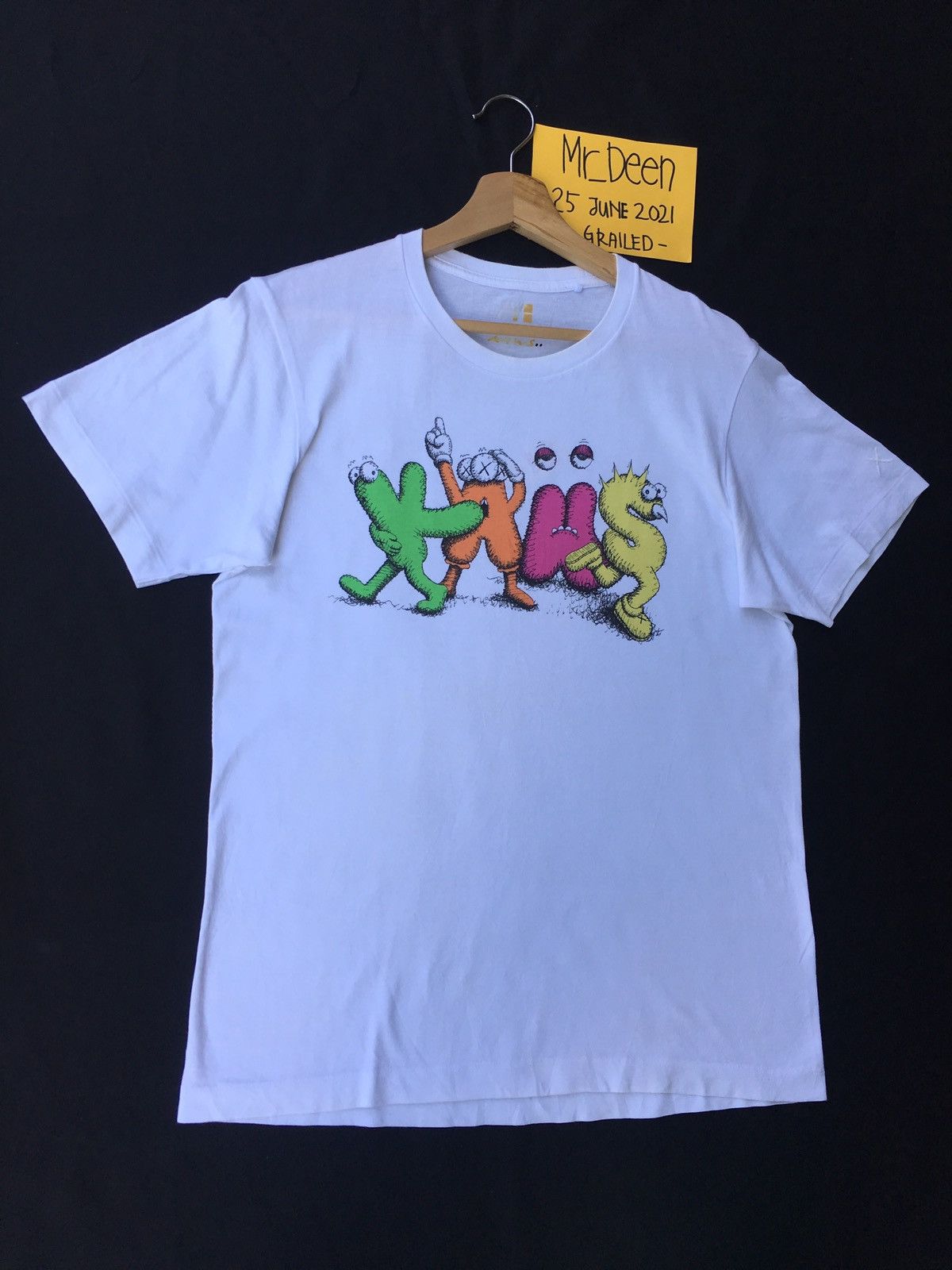 Kaws × Uniqlo Rare Kaws x Uniqlo White Dancing Letters Graphic T shirt Size US M / EU 48-50 / 2 - 3 Thumbnail