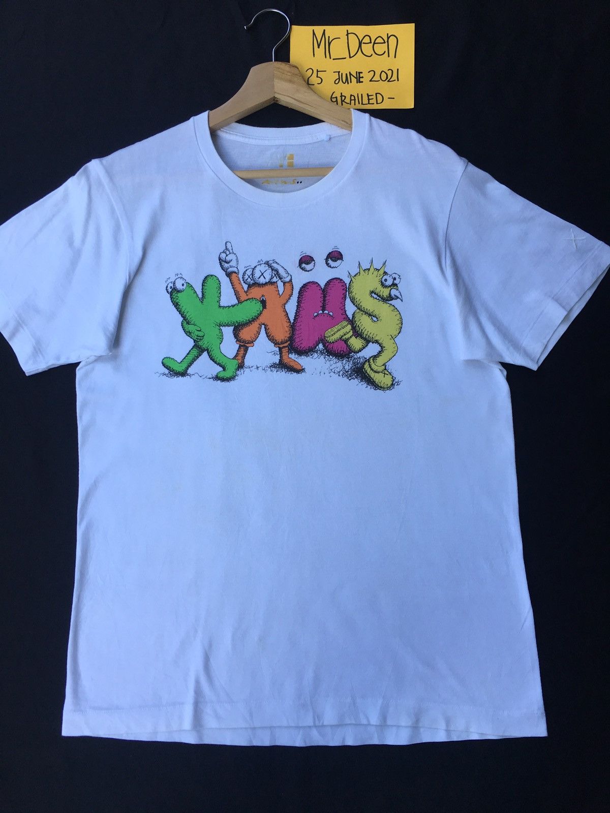 Kaws × Uniqlo Rare Kaws x Uniqlo White Dancing Letters Graphic T shirt Size US M / EU 48-50 / 2 - 5 Thumbnail
