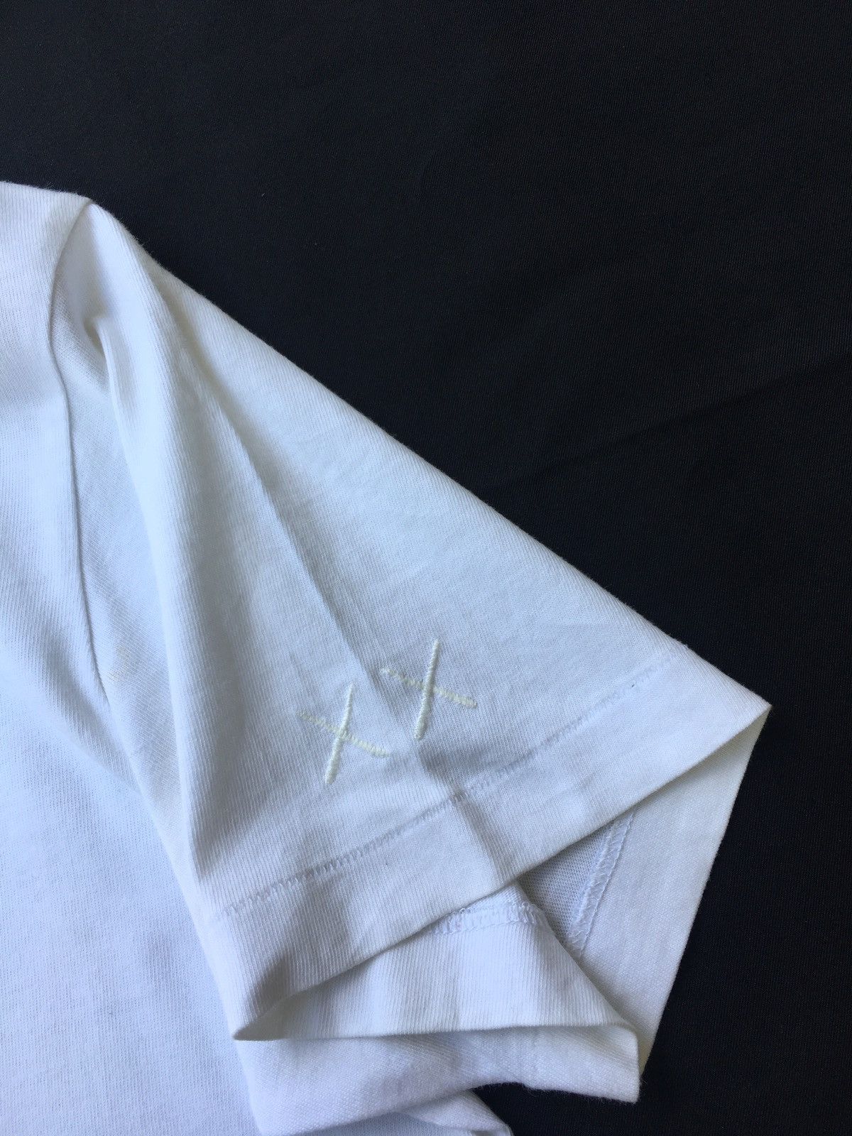 Kaws × Uniqlo Rare Kaws x Uniqlo White Dancing Letters Graphic T shirt Size US M / EU 48-50 / 2 - 9 Thumbnail