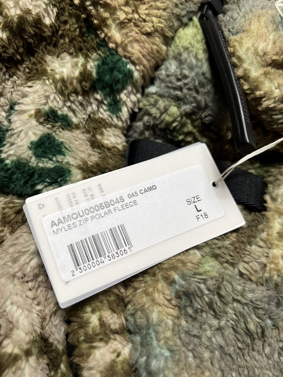 1017 ALYX 9SM 1017 ALYX 9SM Camo Asymmetrical Polar Myles Fleece *GRAIL* Size US L / EU 52-54 / 3 - 8 Thumbnail