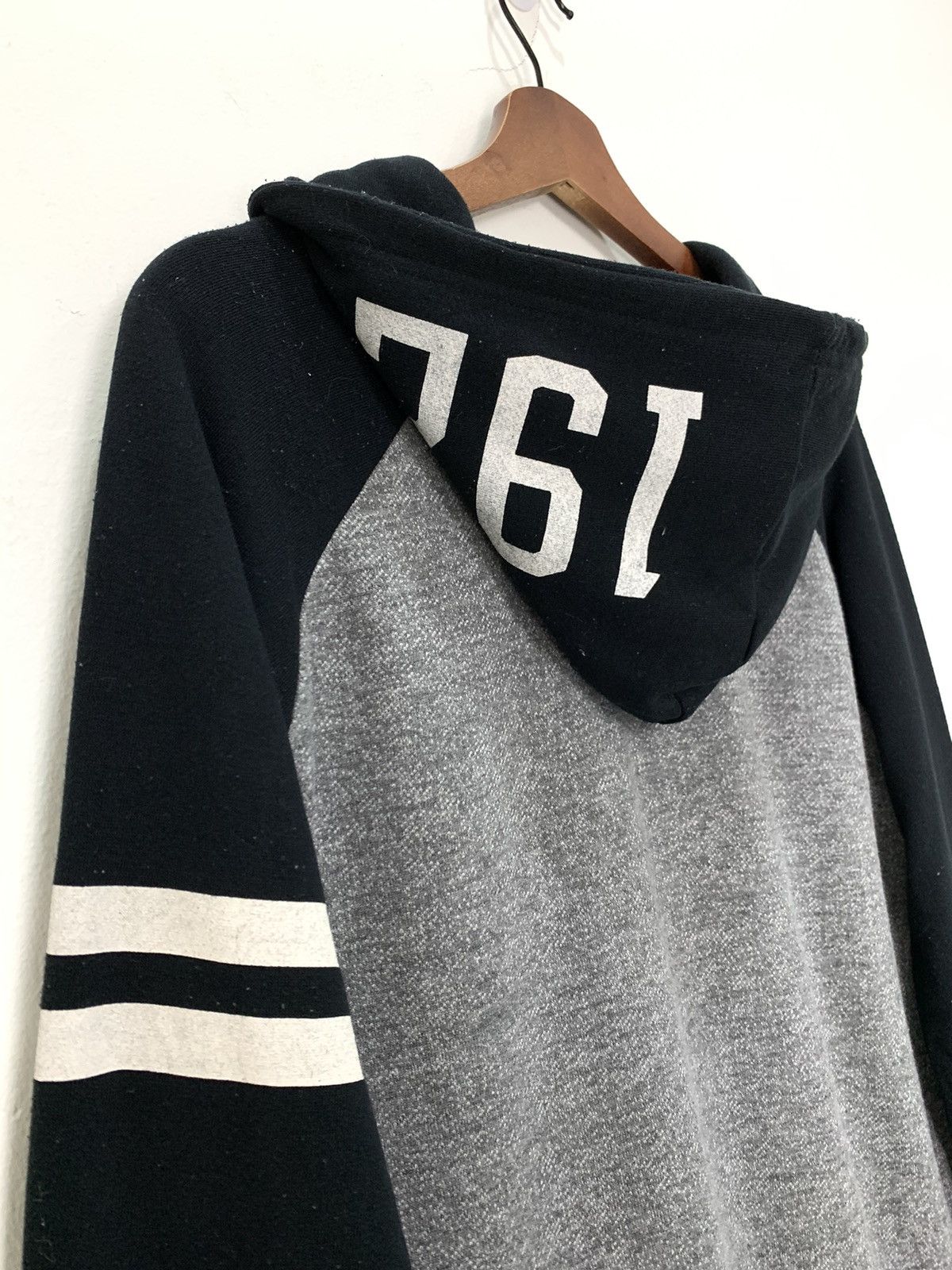 Disney × Japanese Brand × Mickey Mouse DISNEY MICKEY MOUSE Biglogo Raglan Sweatshirt Hoodie Jacket Size US M / EU 48-50 / 2 - 11 Thumbnail