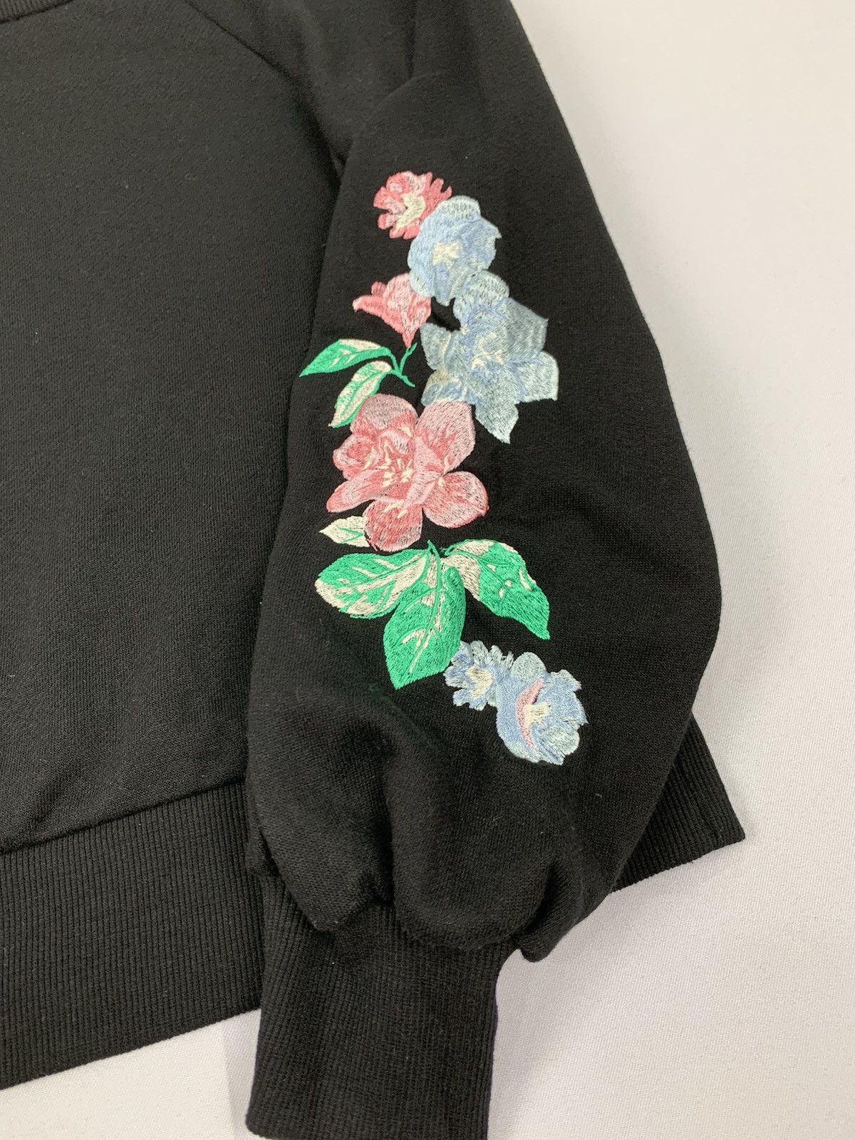 Girl Skateboards SPIRAL GIRL Embroider Rose Floral Croptop Tattoo Sweatshirt Size US S / EU 44-46 / 1 - 7 Thumbnail