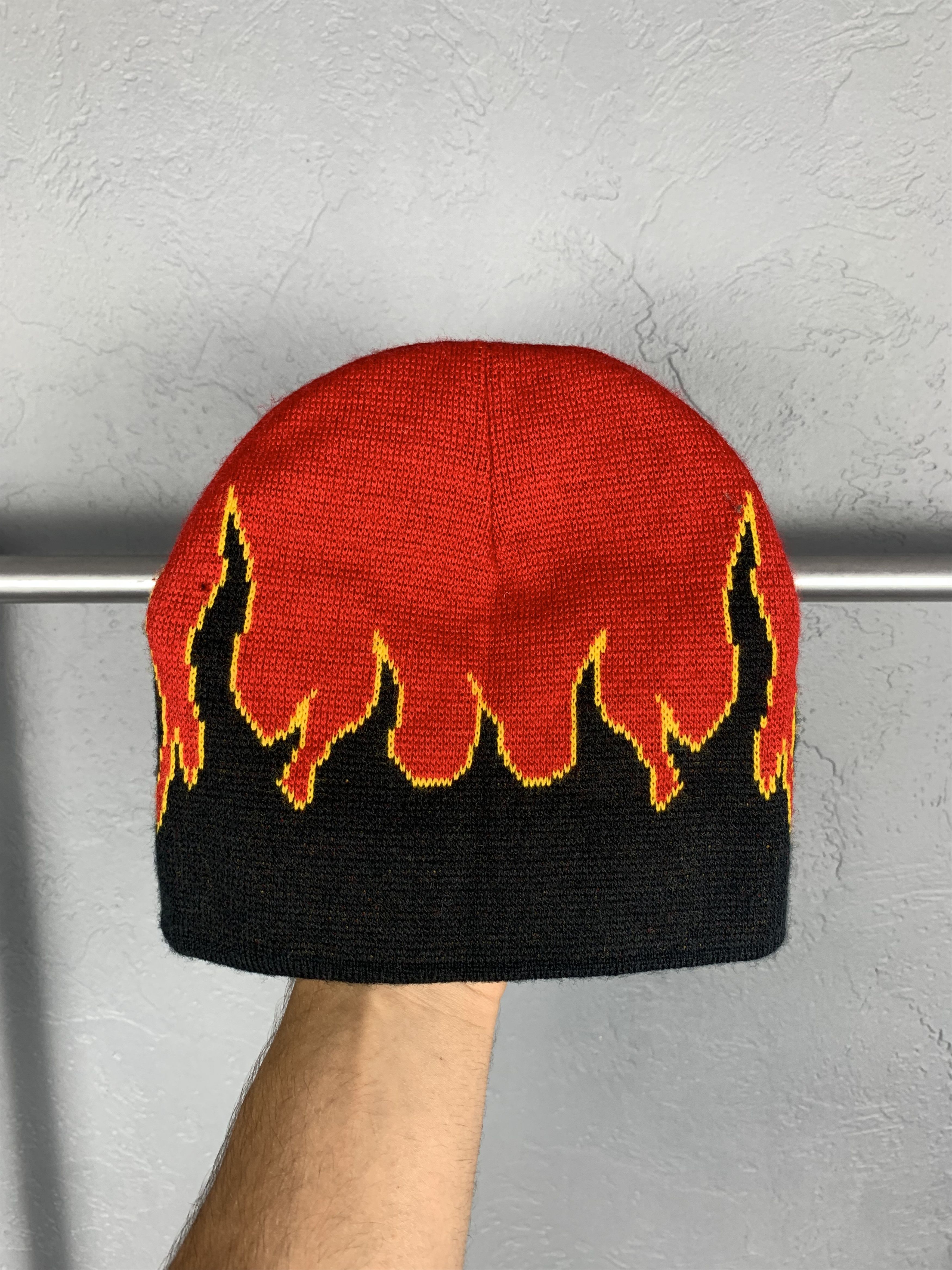 20471120 × Vintage Full Print Fire Black Beanie Hat On Fleece Size ONE SIZE - 1 Thumbnail