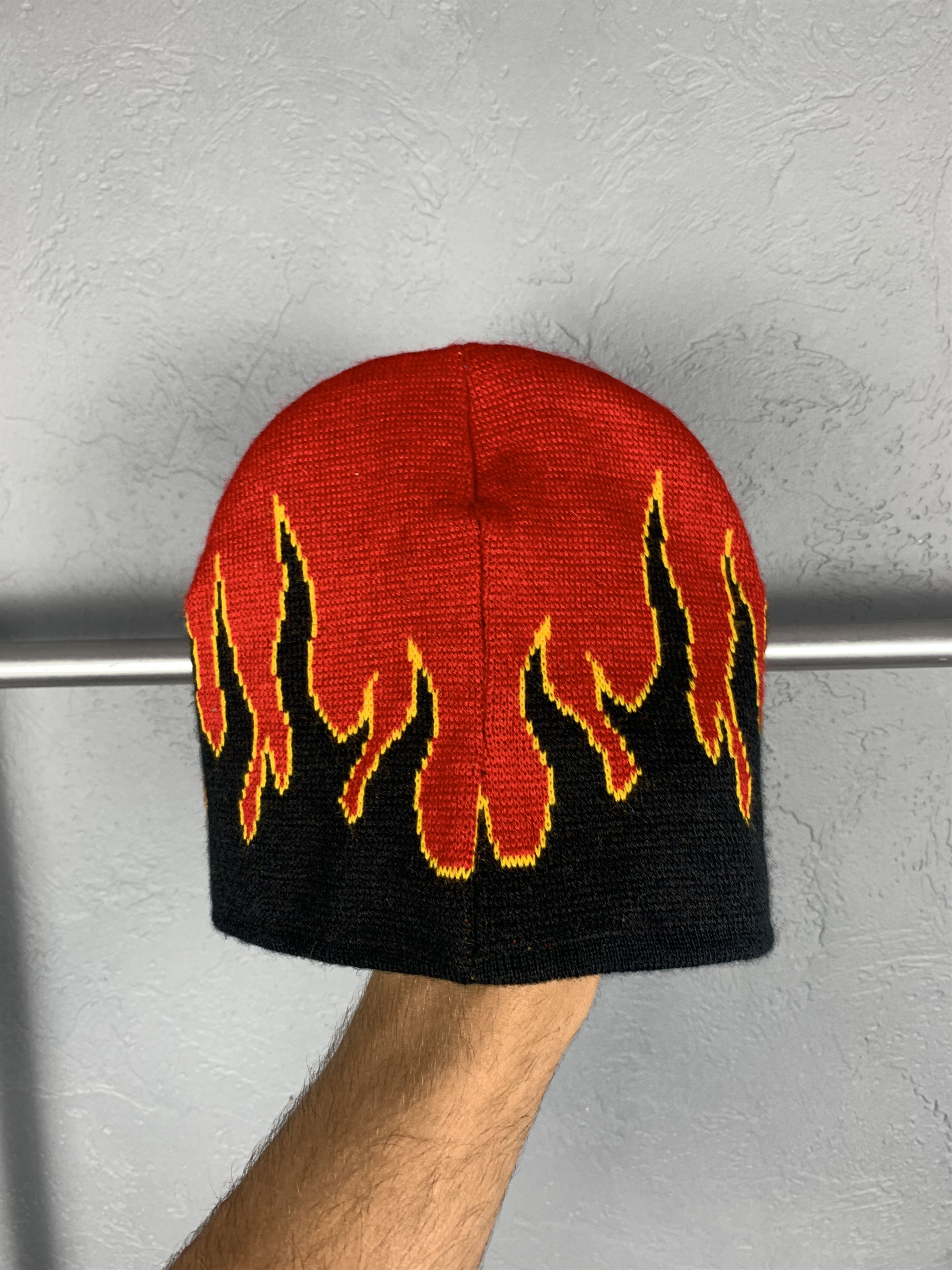 20471120 × Vintage Full Print Fire Black Beanie Hat On Fleece Size ONE SIZE - 2 Thumbnail