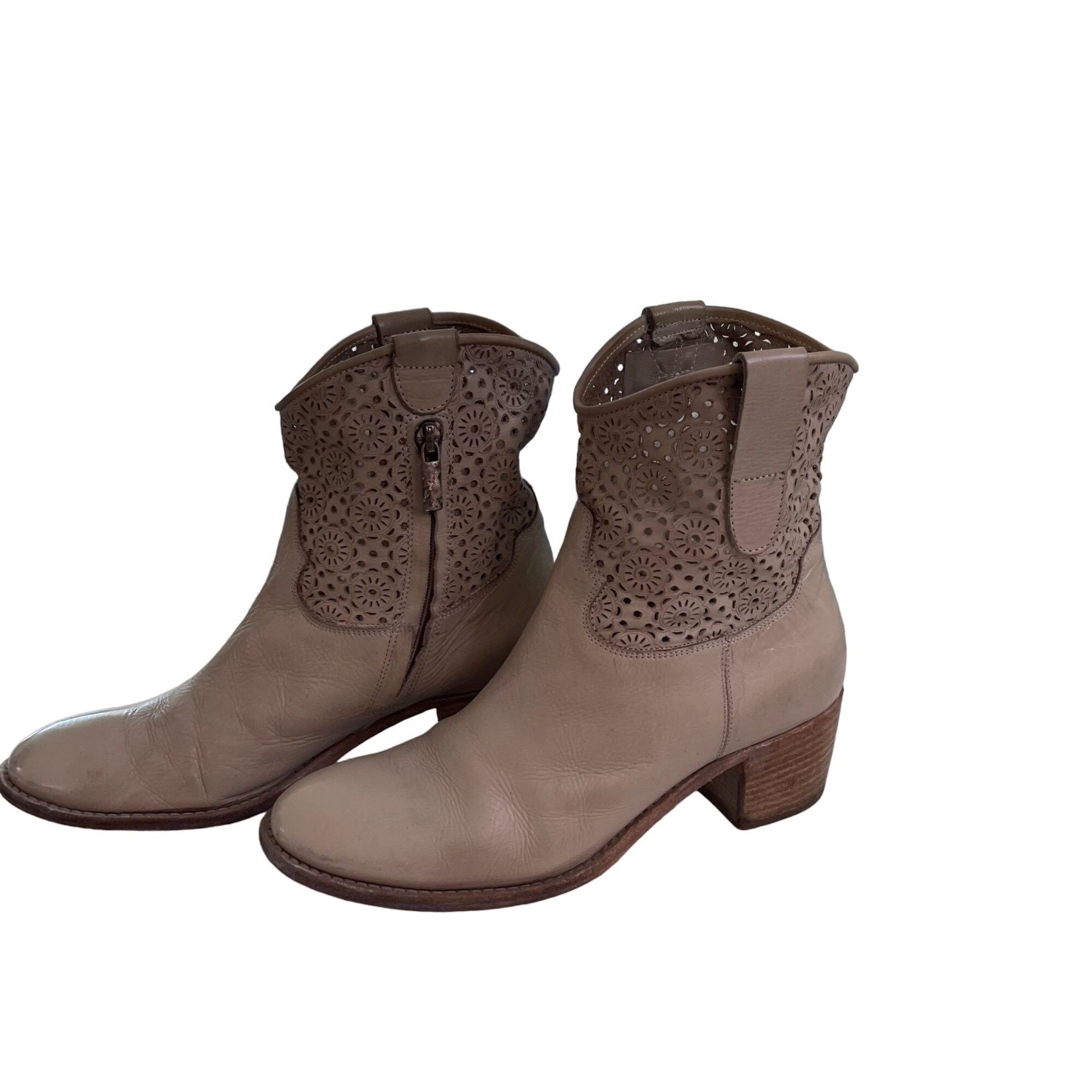 Via Maestra Vintage Womens Boots Size 39 Beige Perforated Le