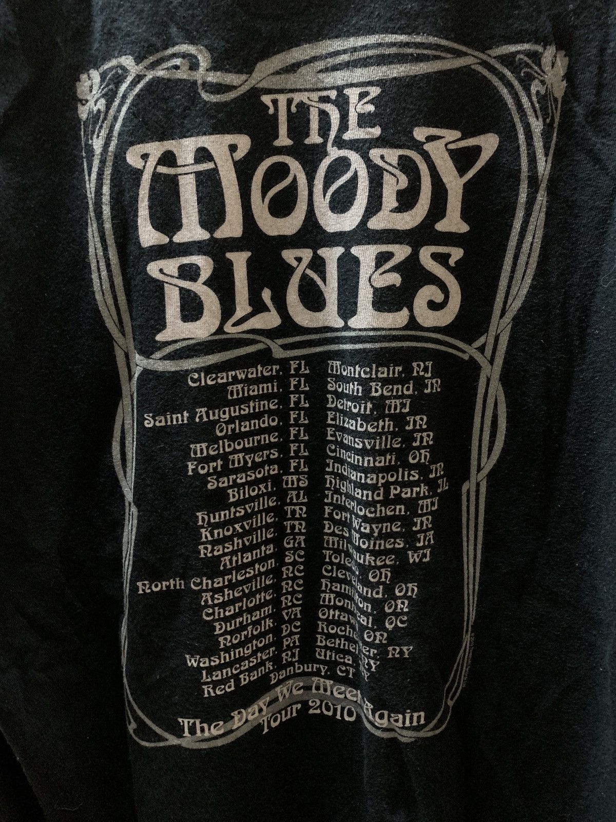Band Tees Vintage The Moody Blues Tour 2010 T Shirt Size US XL / EU 56 / 4 - 5 Thumbnail