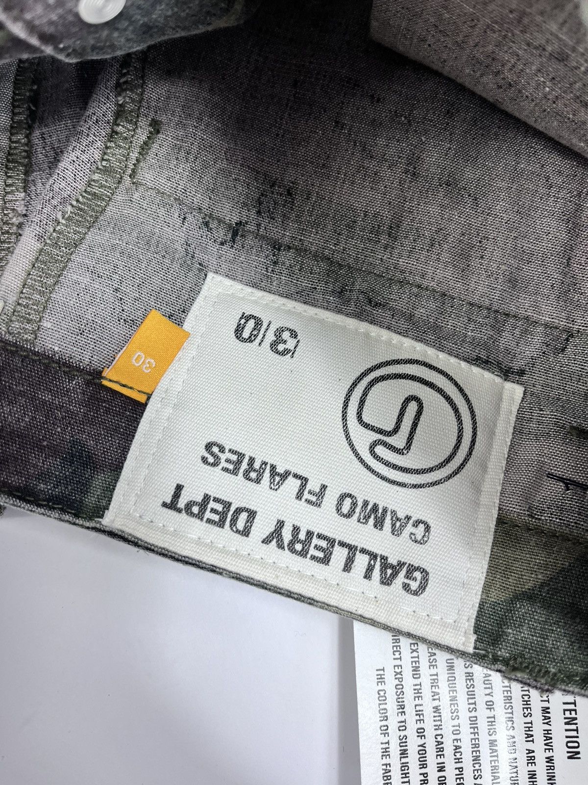 Gallery Dept. CAMO PAINT DISTRESSED FLARE CARGO PANTS Size US 30 / EU 46 - 13 Thumbnail