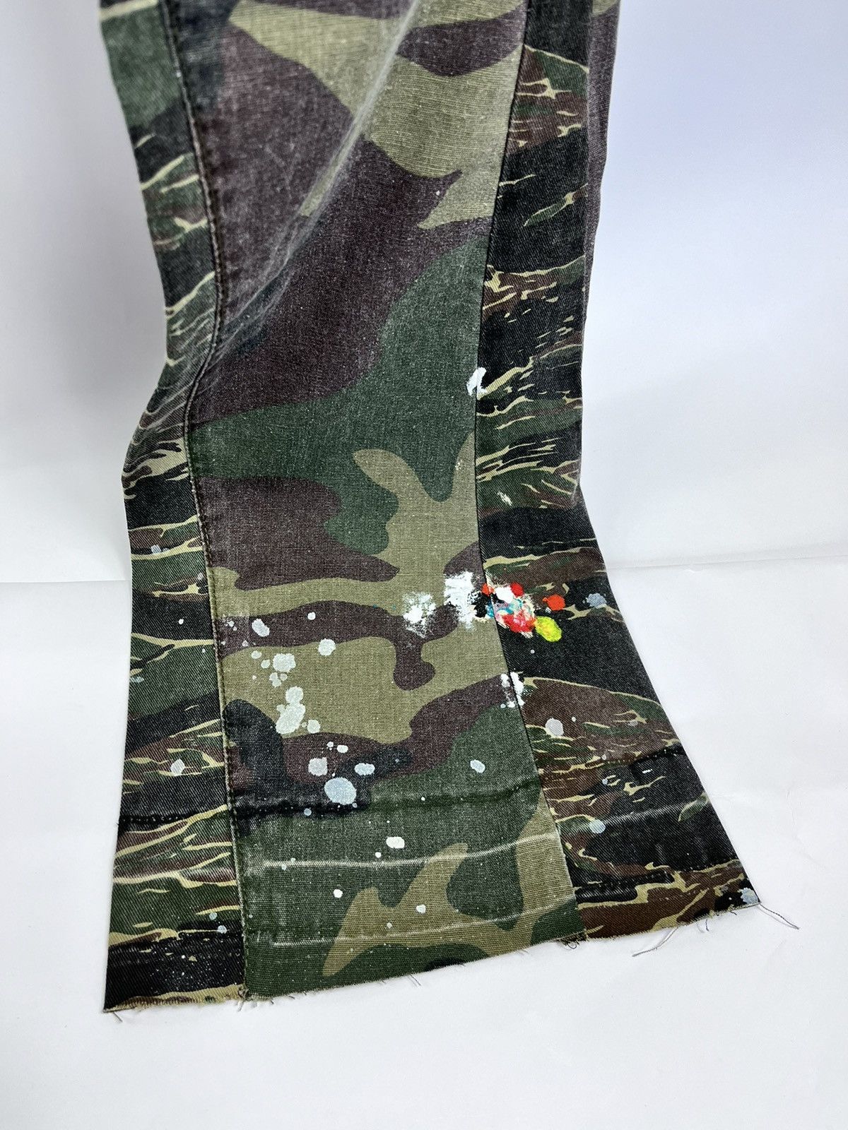 Gallery Dept. CAMO PAINT DISTRESSED FLARE CARGO PANTS Size US 30 / EU 46 - 3 Thumbnail