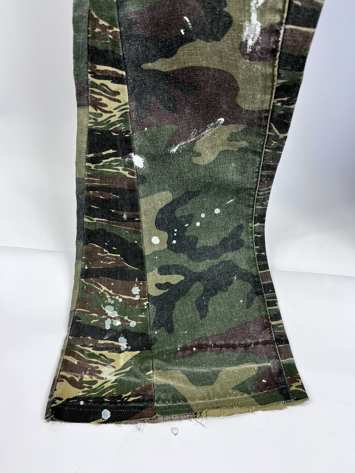 Gallery Dept. CAMO PAINT DISTRESSED FLARE CARGO PANTS Size US 30 / EU 46 - 4 Thumbnail
