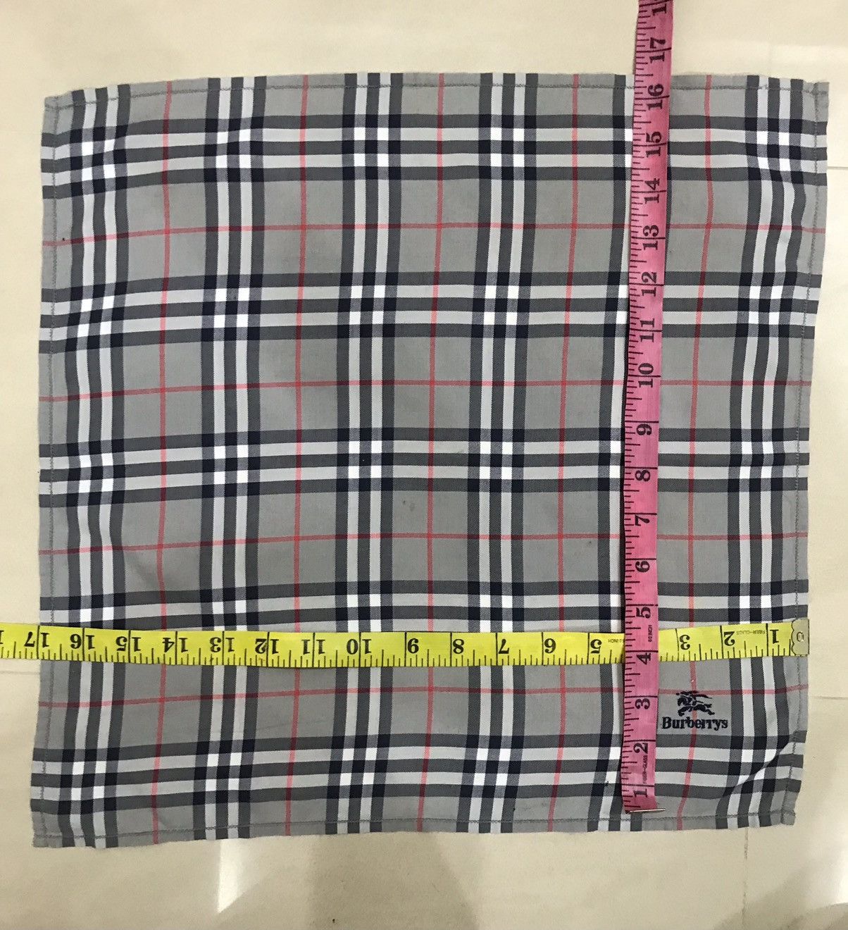 Burberry Burberry Scarf/Handkerchief/ Neckerchief / Pocket square Size ONE SIZE - 5 Thumbnail