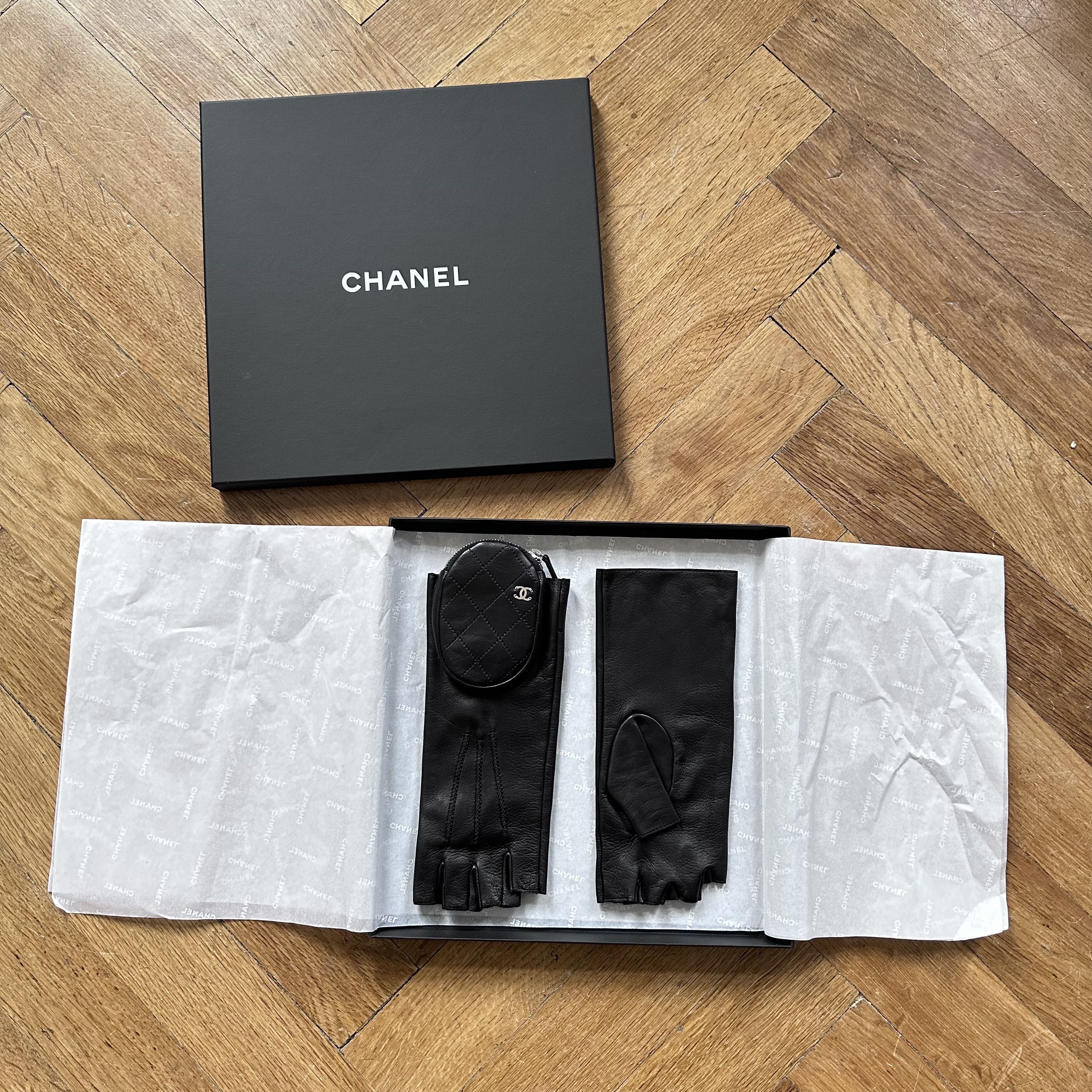 Chanel Black Leather Fingerless Pouch Gloves Size ONE SIZE - 2 Thumbnail
