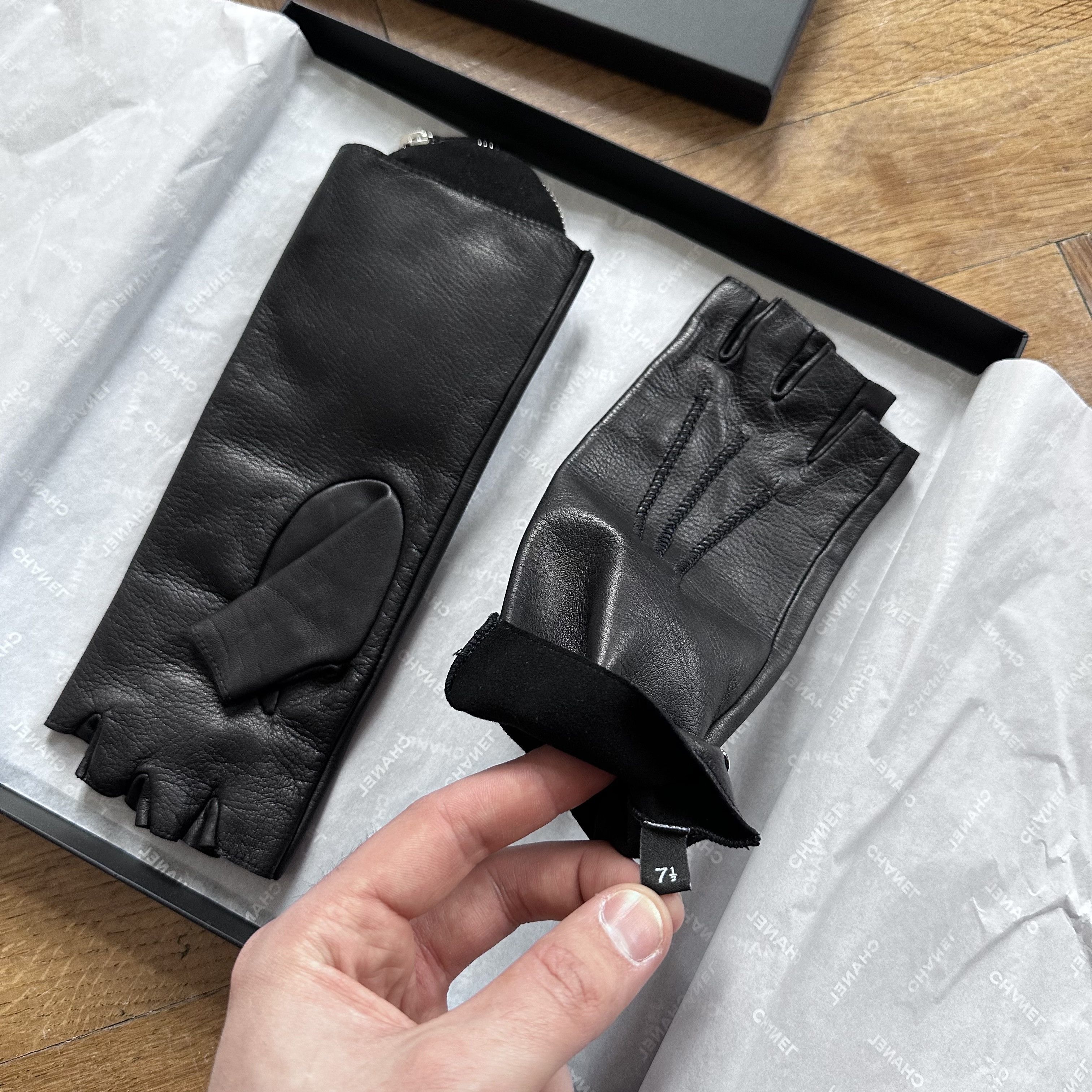 Chanel Black Leather Fingerless Pouch Gloves Size ONE SIZE - 4 Thumbnail