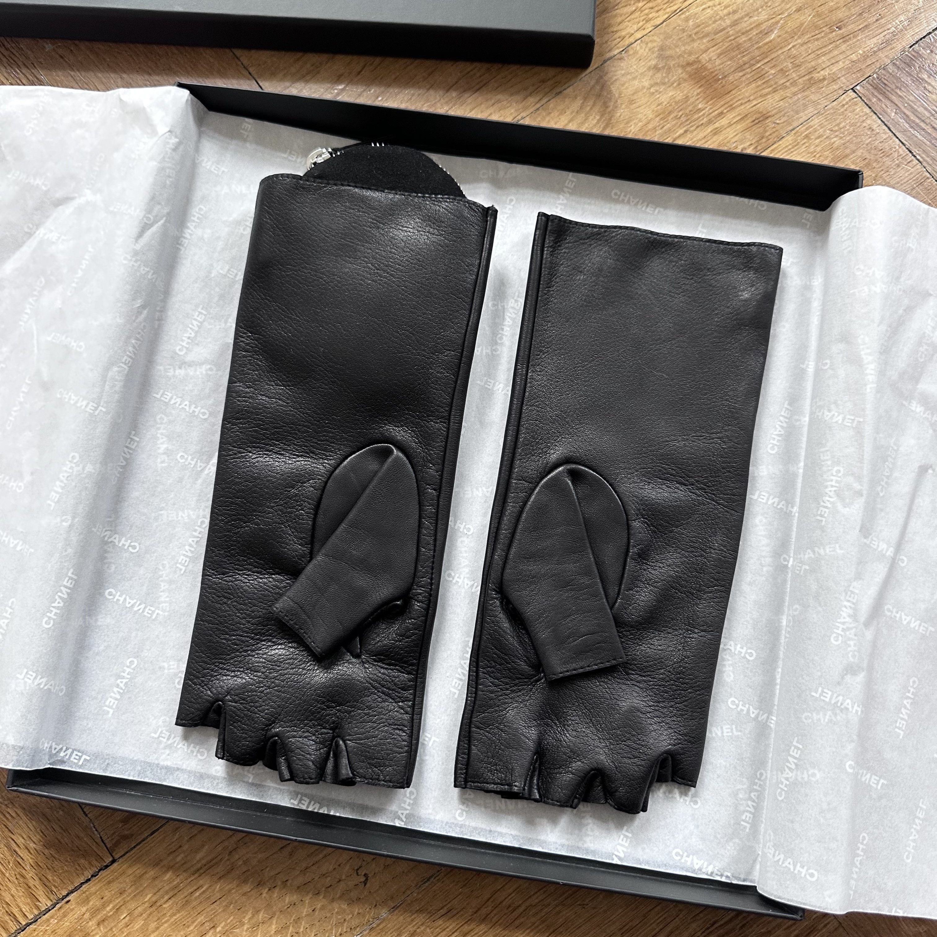 Chanel Black Leather Fingerless Pouch Gloves Size ONE SIZE - 3 Thumbnail