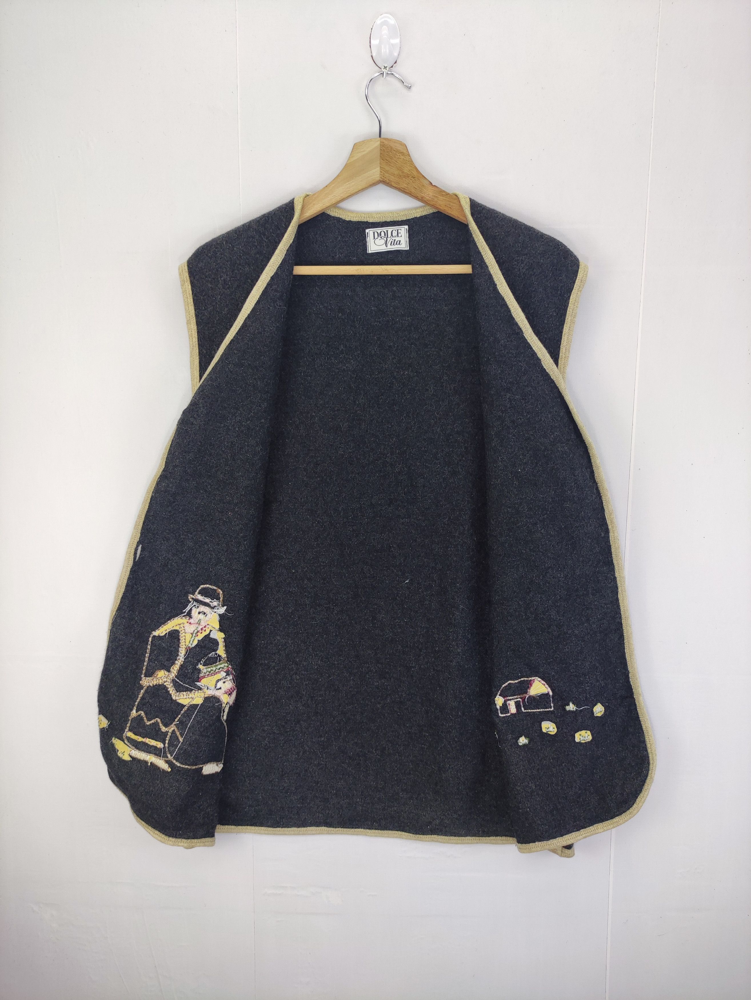 Vintage Vintage Dolce Vita Wool Vest Embroidered Logo Size US M / EU 48-50 / 2 - 4 Thumbnail