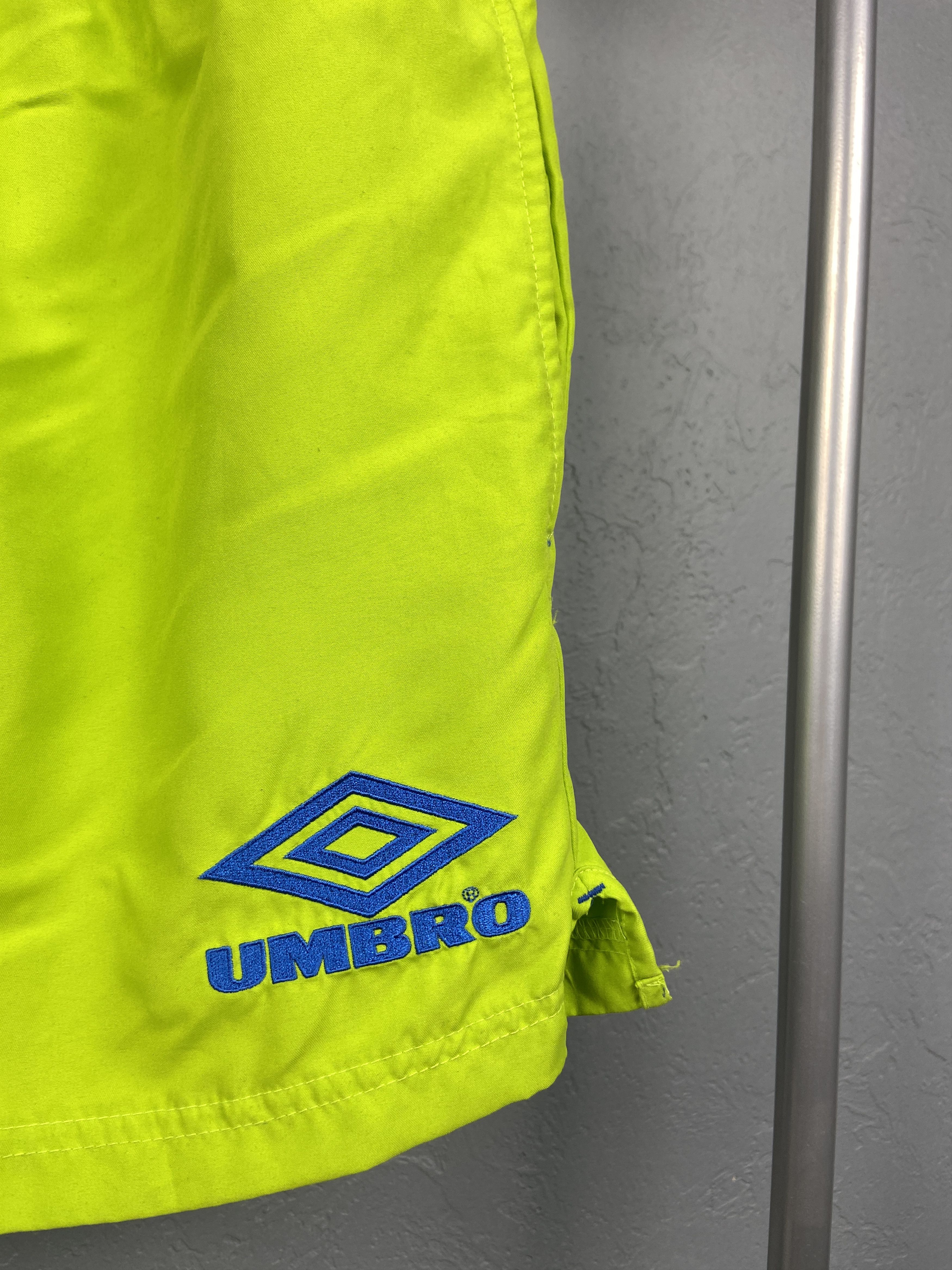 Umbro × Vintage Umbro Vintage Mens Nylon Shorts Size US 32 / EU 48 - 2 Thumbnail