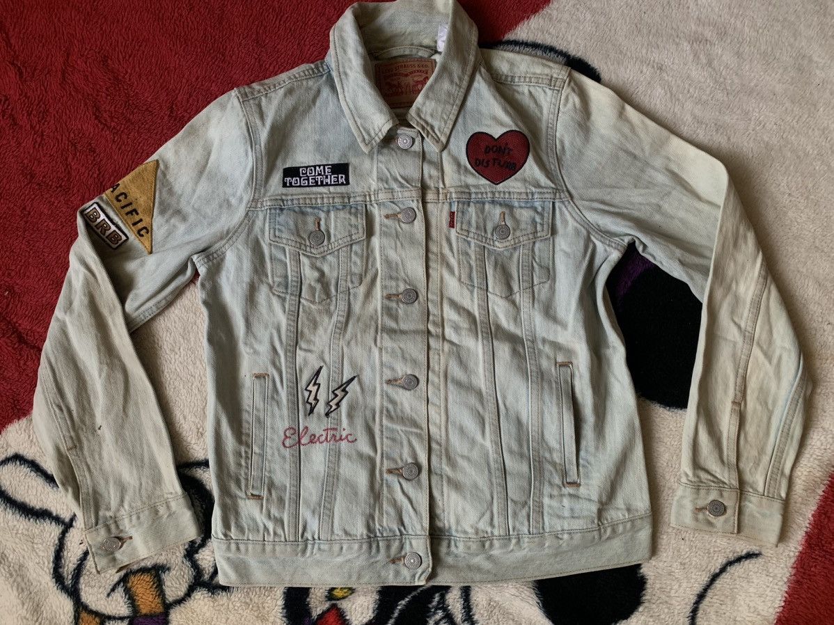Levi's Vintage Clothing LEVIS JACKET CUSTOM PATCHES DESIGN RARE DENIM JACKET Size S / US 4 / IT 40 - 1 Thumbnail