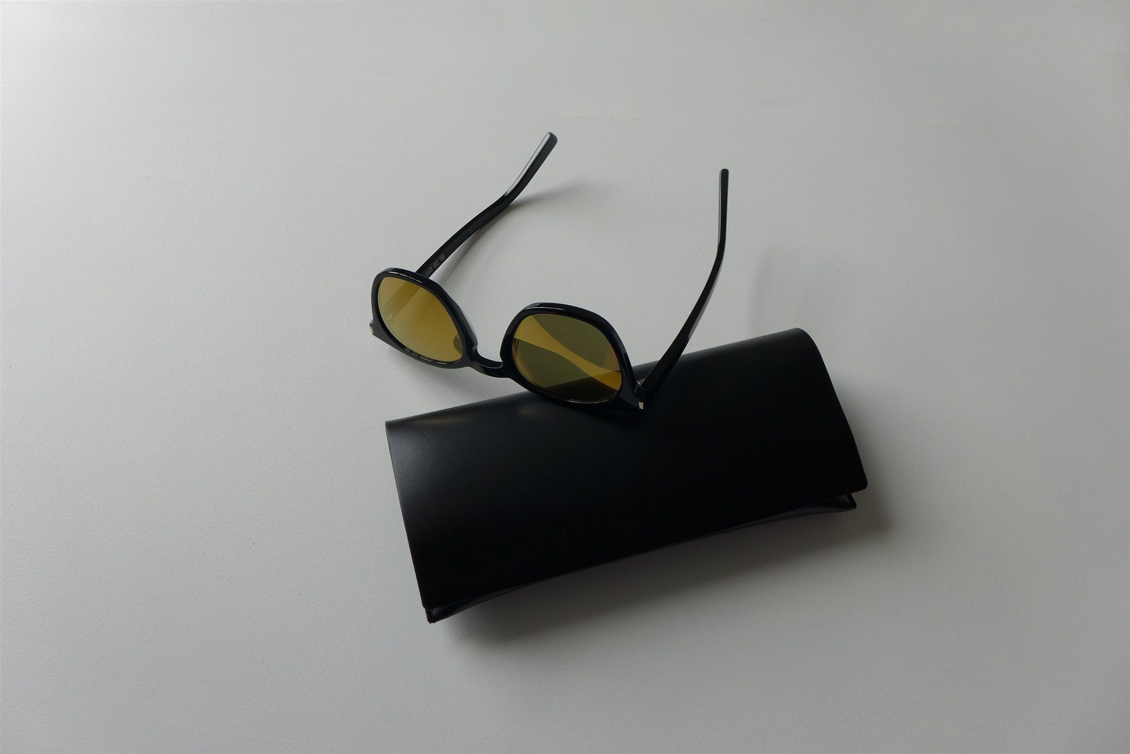 Saint Laurent Paris Saint Laurent Classic SL28 Sunglasses - Black & Gold Size ONE SIZE - 4 Thumbnail
