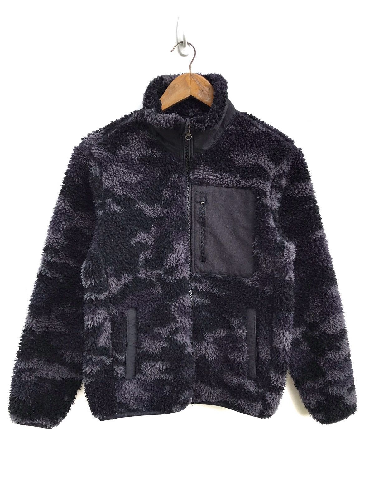 Uniqlo Uniqlo Camo Sherpa Jacket Size US S / EU 44-46 / 1 - 1 Thumbnail