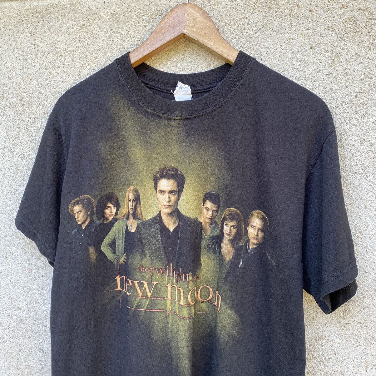 image of Vintage Y2K The Twilight Saga New Moon Movie Tee in Black, Men's (Size Medium)