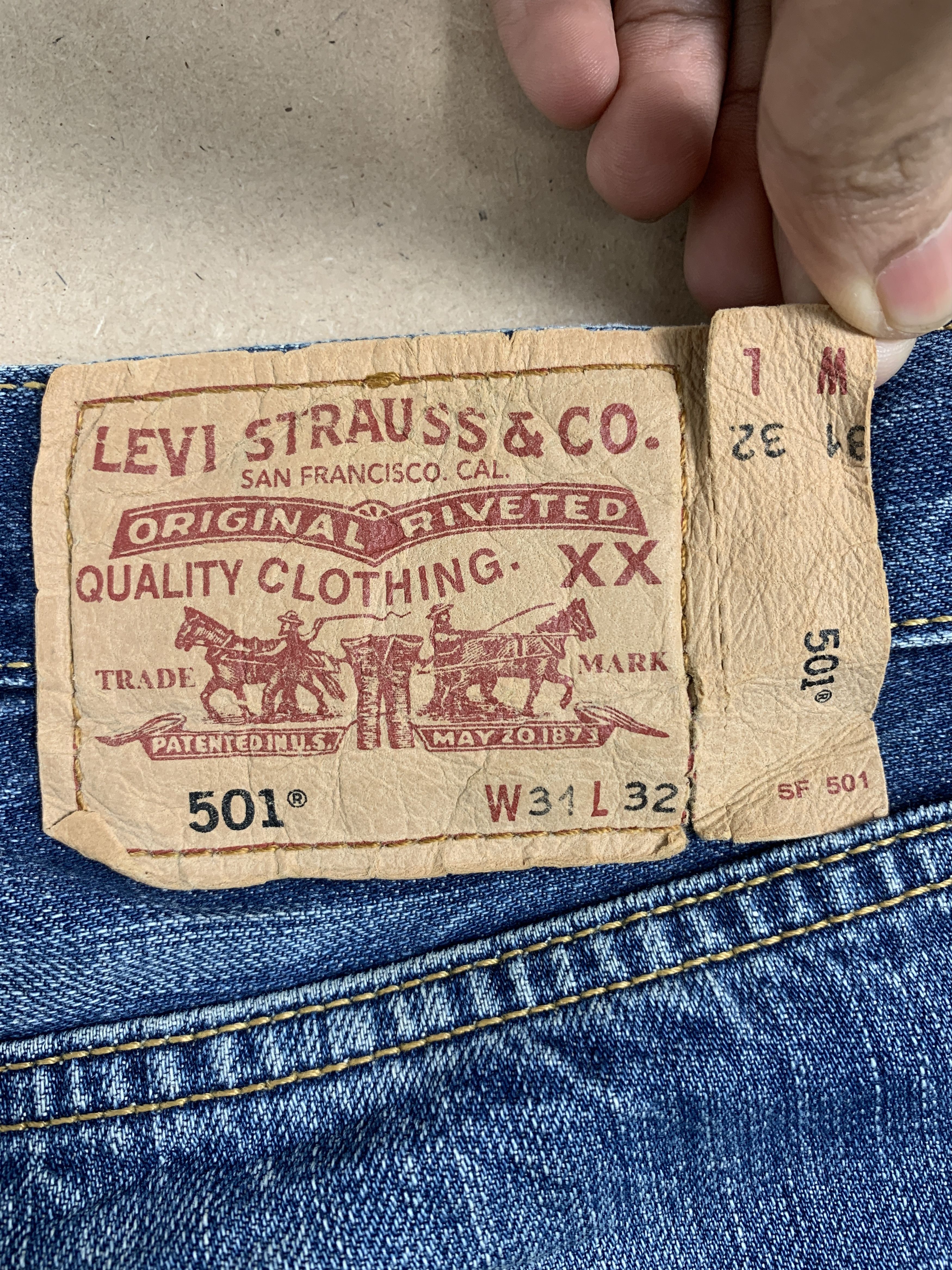 Levi's Vintage LEVI'S 501 Distressed Faded Mid Wash Jeans P0061 Size US 31 - 11 Thumbnail