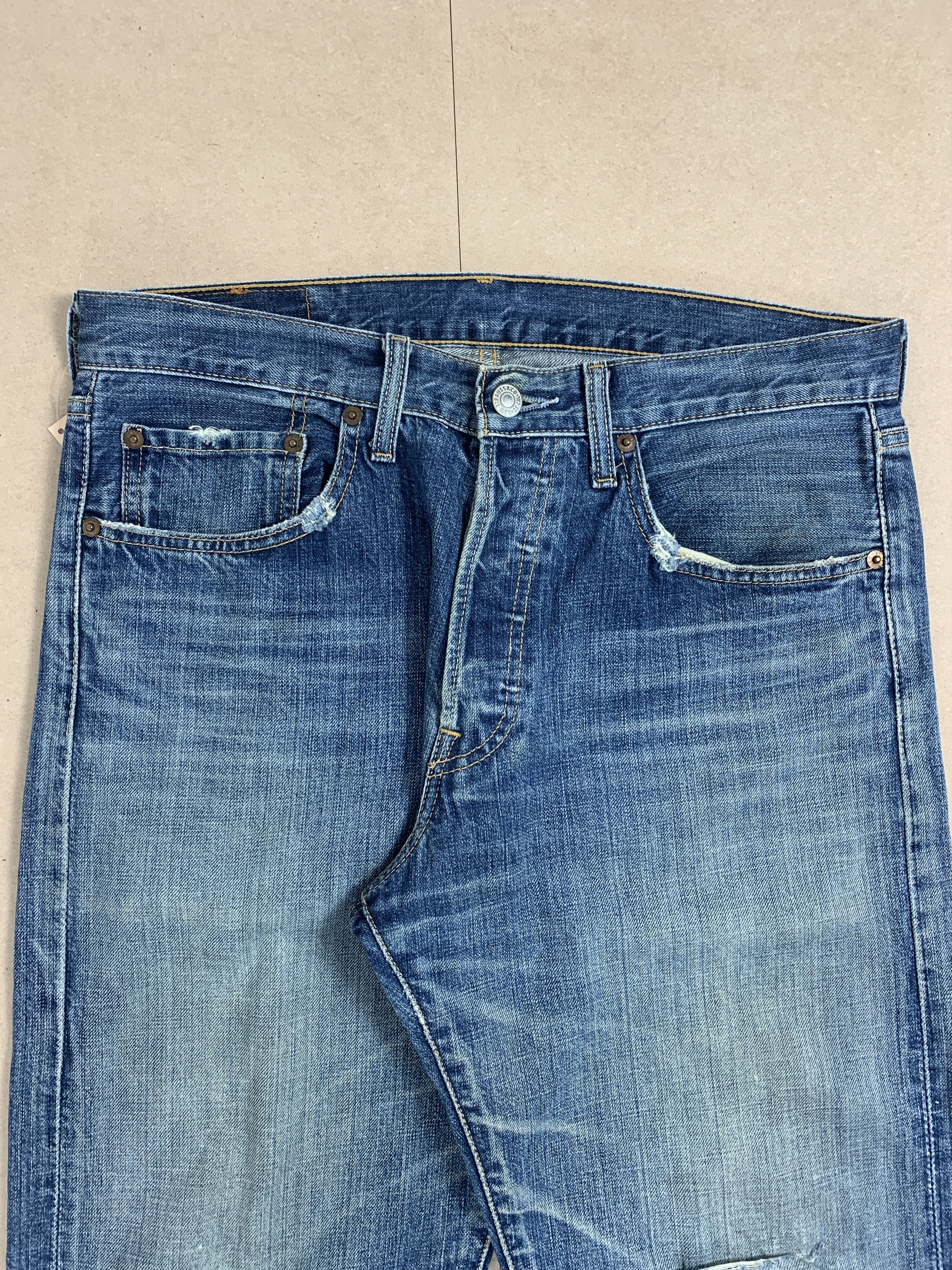 Levi's Vintage LEVI'S 501 Distressed Faded Mid Wash Jeans P0061 Size US 31 - 3 Thumbnail